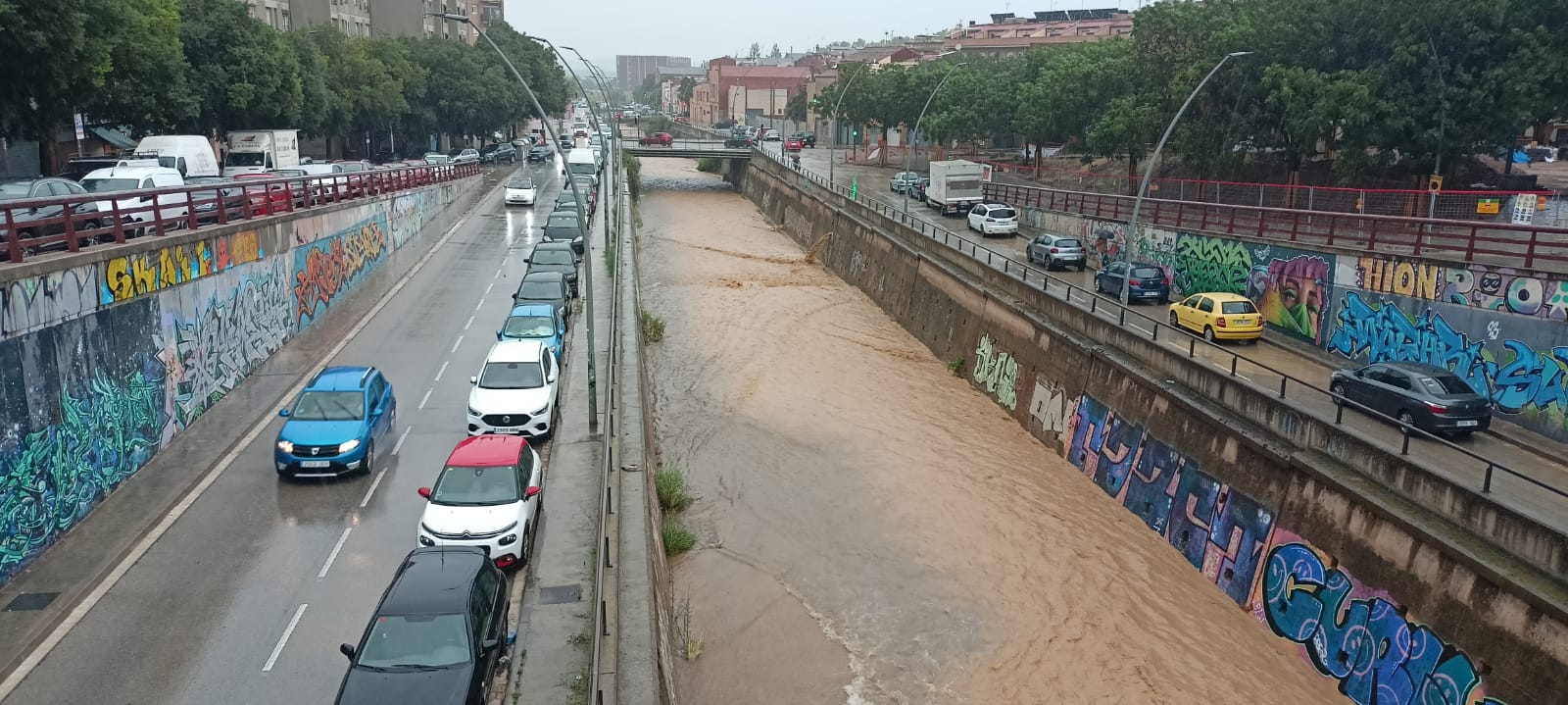 Aquest dissabte, 29 de juny, Terrassa s'ha aixecat amb un gran diluvi que ha omplert d'aigua alguns carrers de la ciutat | Joan Manel Oller