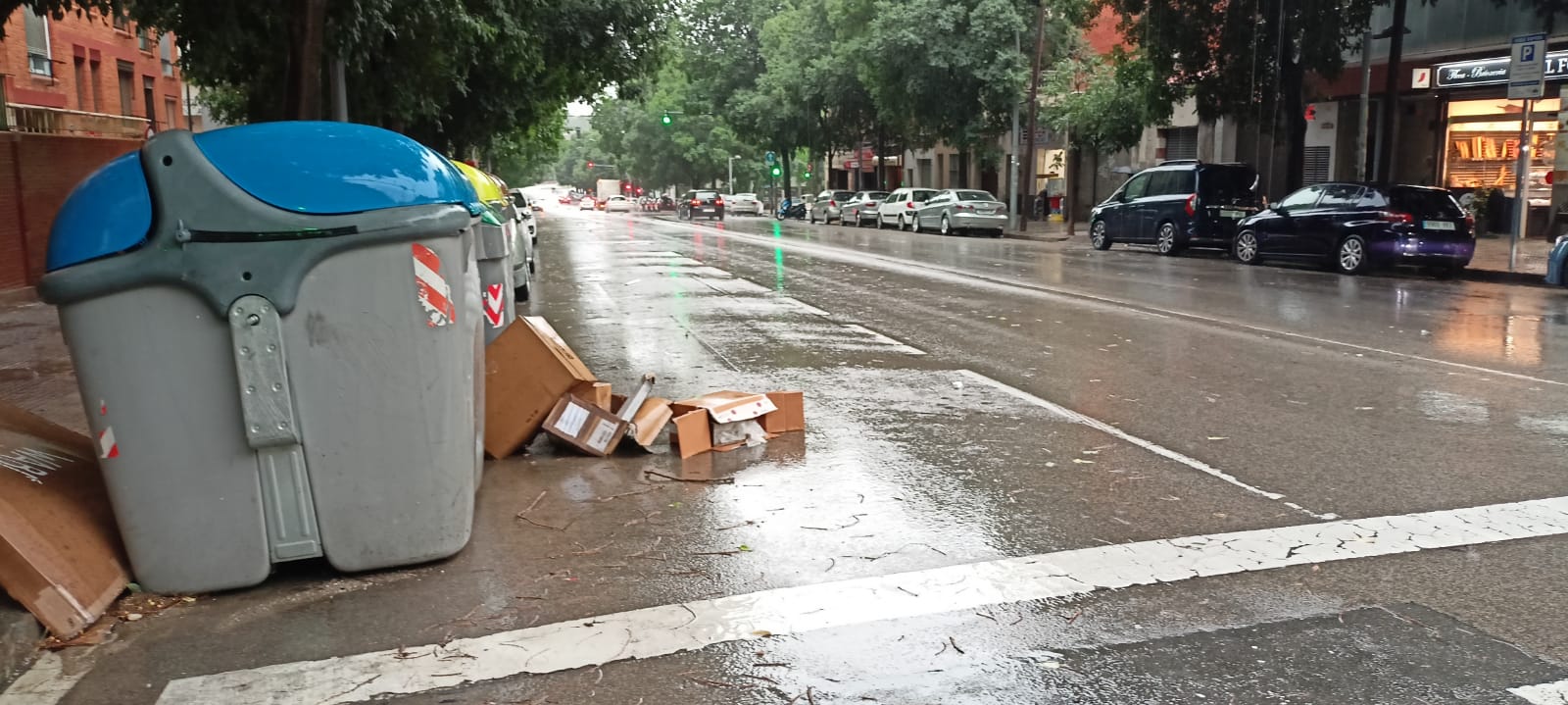 Aquest dissabte, 29 de juny, Terrassa s'ha aixecat amb un gran diluvi que ha omplert d'aigua alguns carrers de la ciutat | Joan Manel Oller