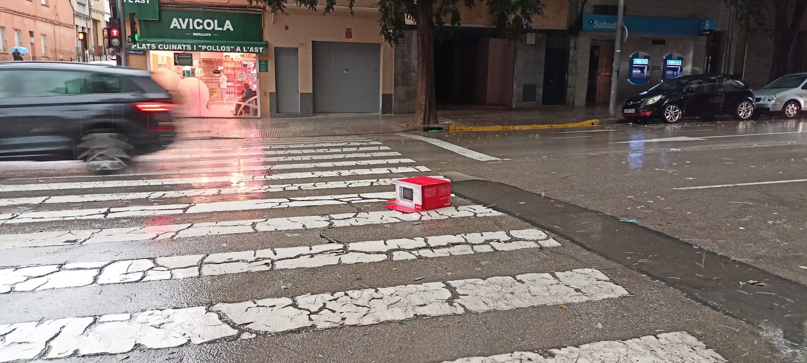 Aquest dissabte, 29 de juny, Terrassa s'ha aixecat amb un gran diluvi que ha omplert d'aigua alguns carrers de la ciutat | Joan Manel Oller