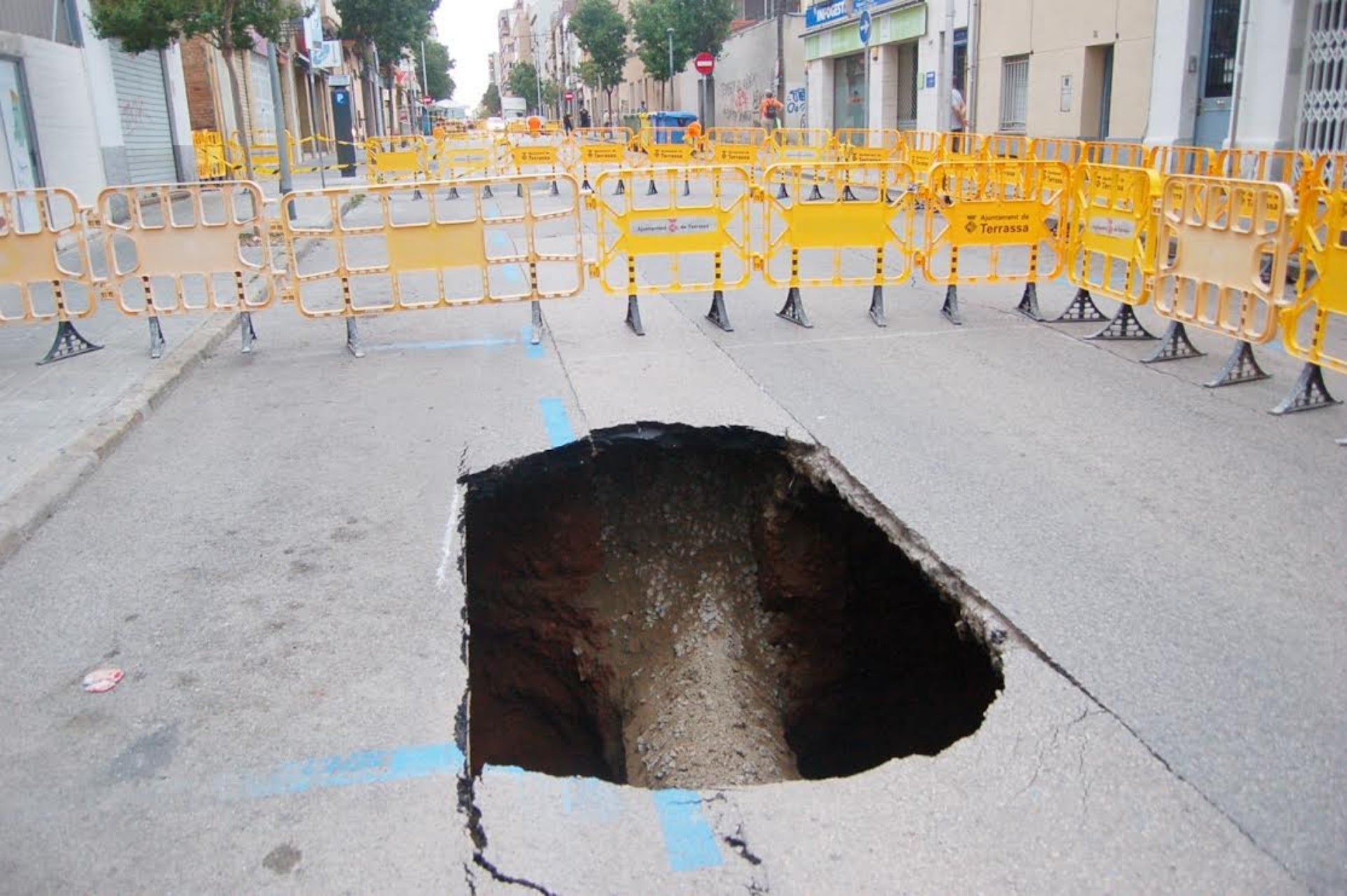 Esvoranc de grans dimensions a l'asfalt del carrer Ample de Terrassa | Ramón Navarro