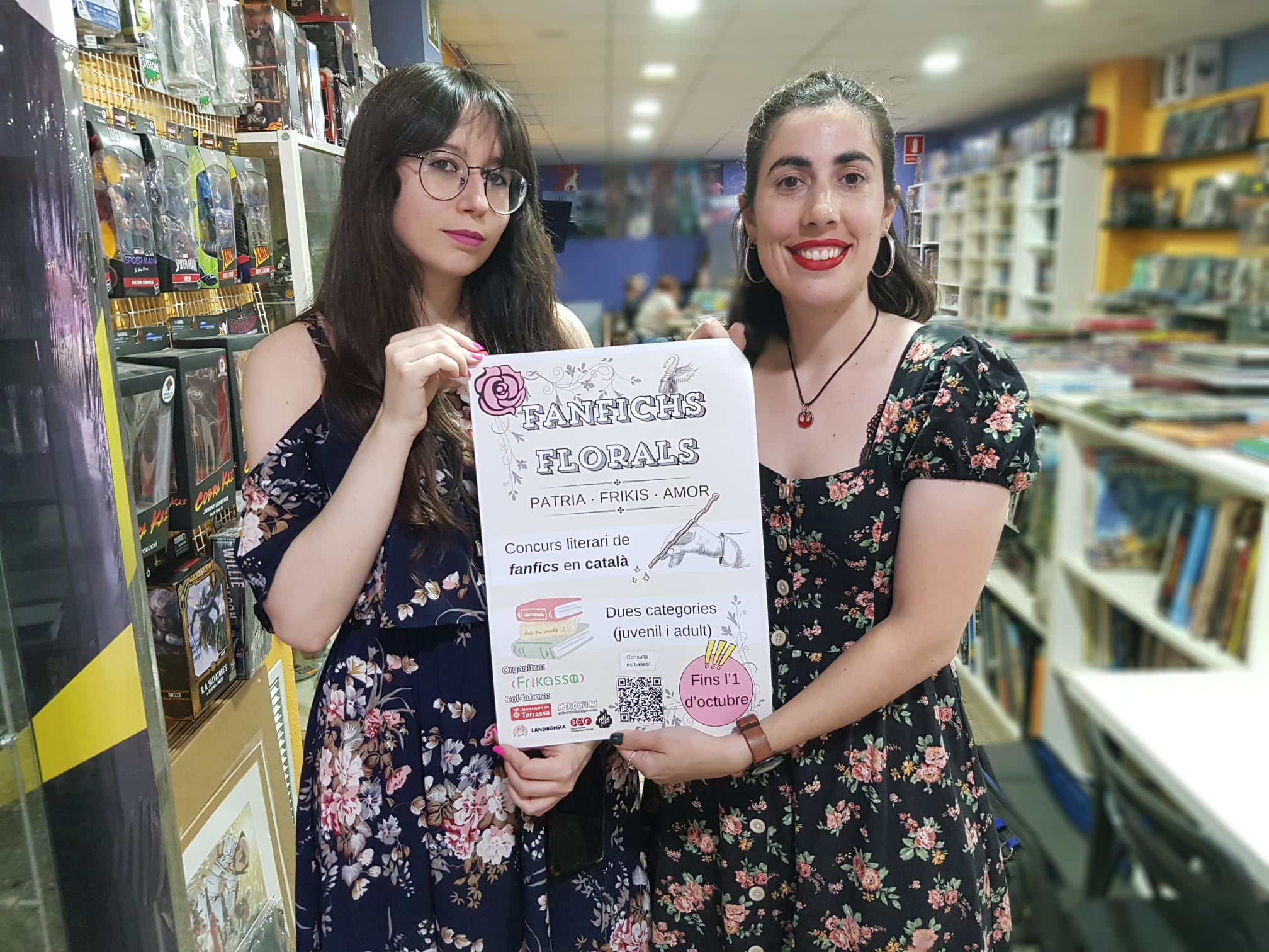 Gala Porté i Ariadna Closa amb el cartell dels Fanfichs Florals | Lluïsa Tarrida