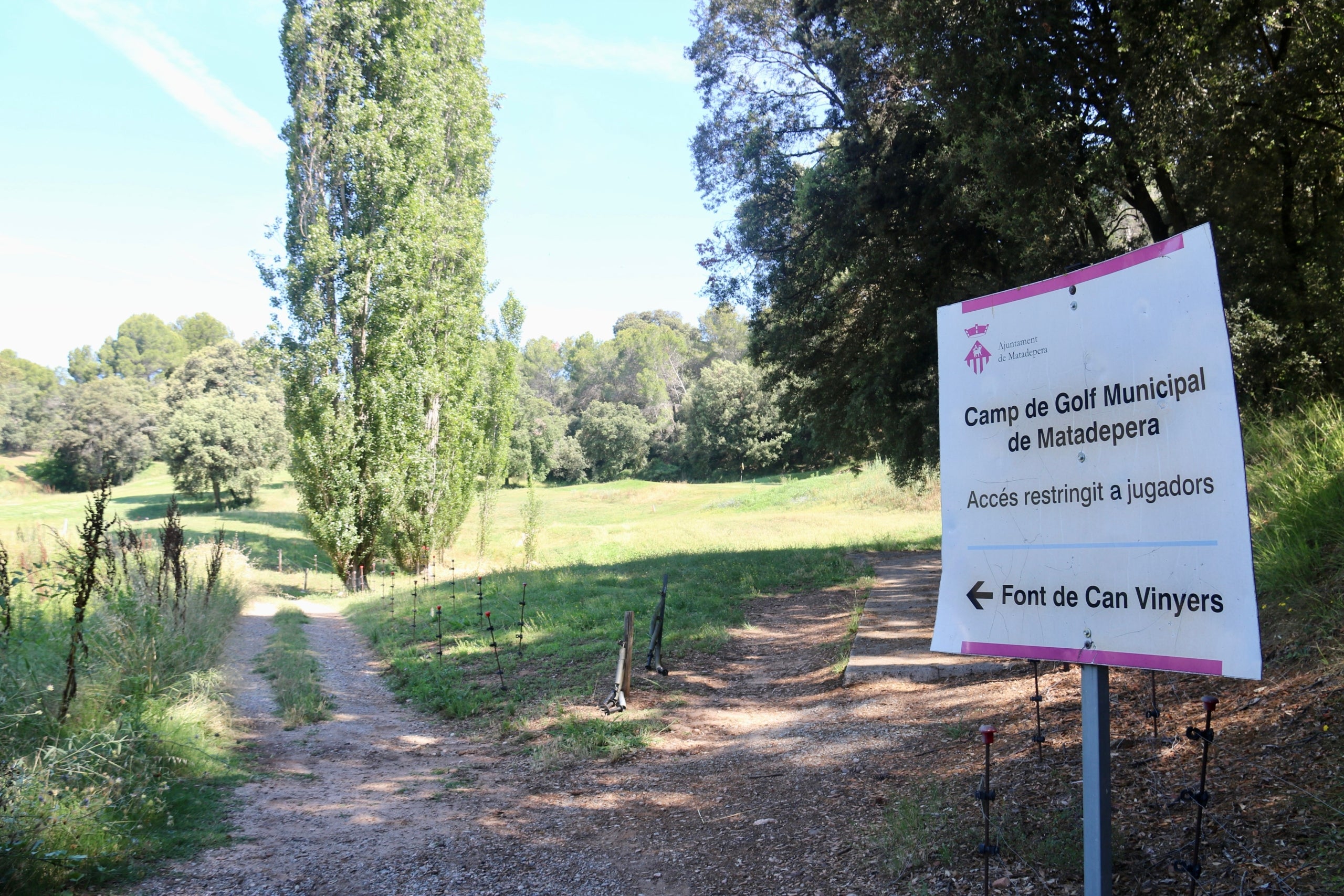 Cartell del camp municipal de golf de Matadepera | ACN