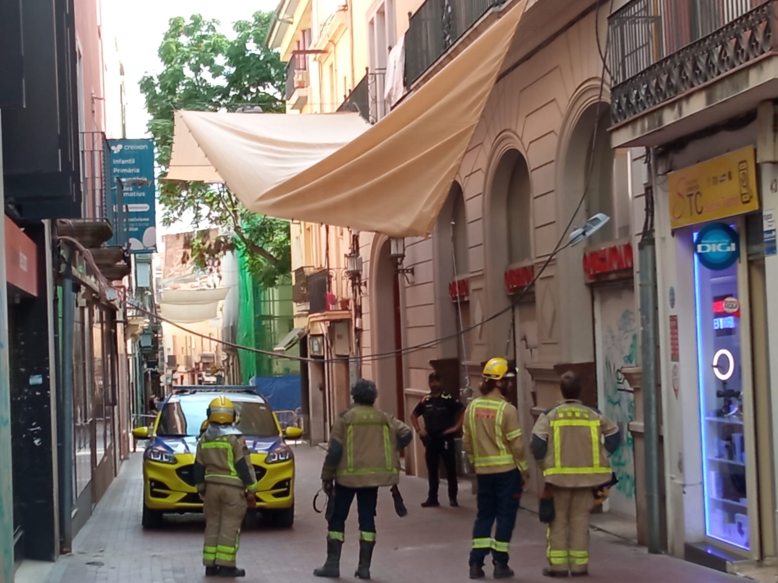 Bombers han intervingut aquest dissabte al carrer Sant Pere per un tendal a punt de caure | Ramon Navarro