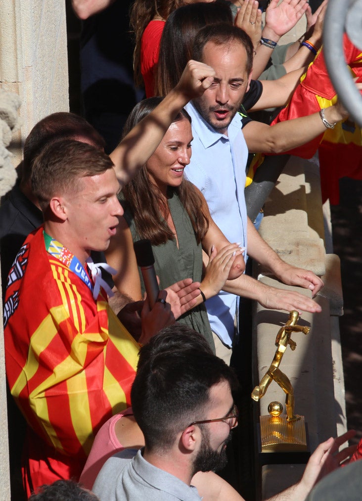 Centenars de persones s'han reunit davant de l'Ajuntament de Terrassa per donar la benvinguda al futbolista egarenc Dani Olmo | Cristóbal Castro