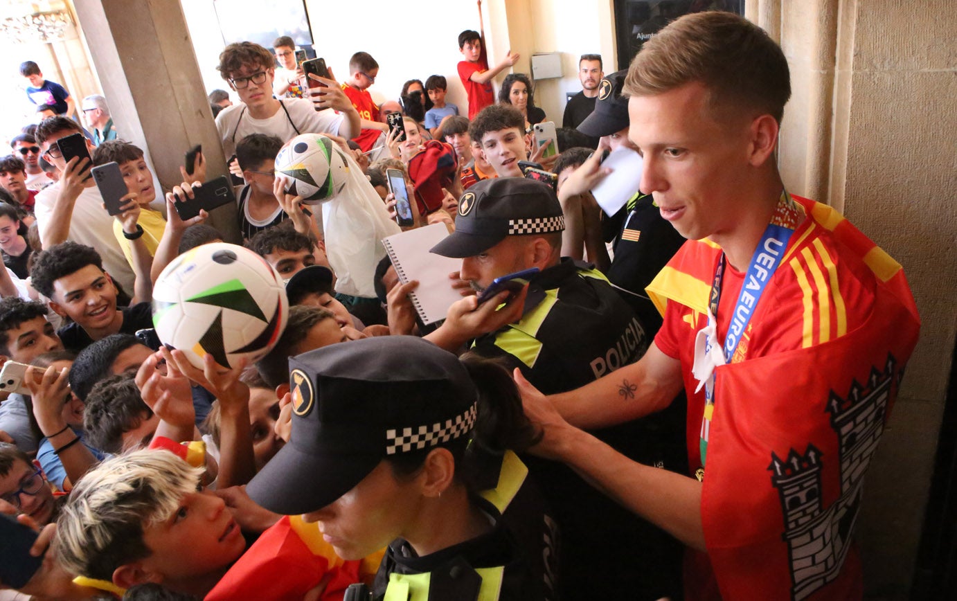 Centenars de persones s'han reunit davant de l'Ajuntament de Terrassa per donar la benvinguda al futbolista egarenc Dani Olmo | Cristóbal Castro