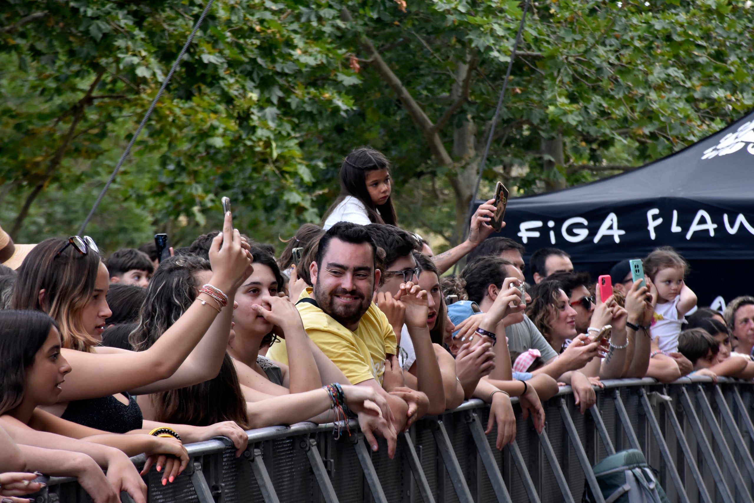 El conjunt de Valls va reunir una multitud de persones a l'espai Vela del parc de Vallparadís que van cantar i ballar durant poc més d’una hora al ritme d'una gran varietat d’estils musicals