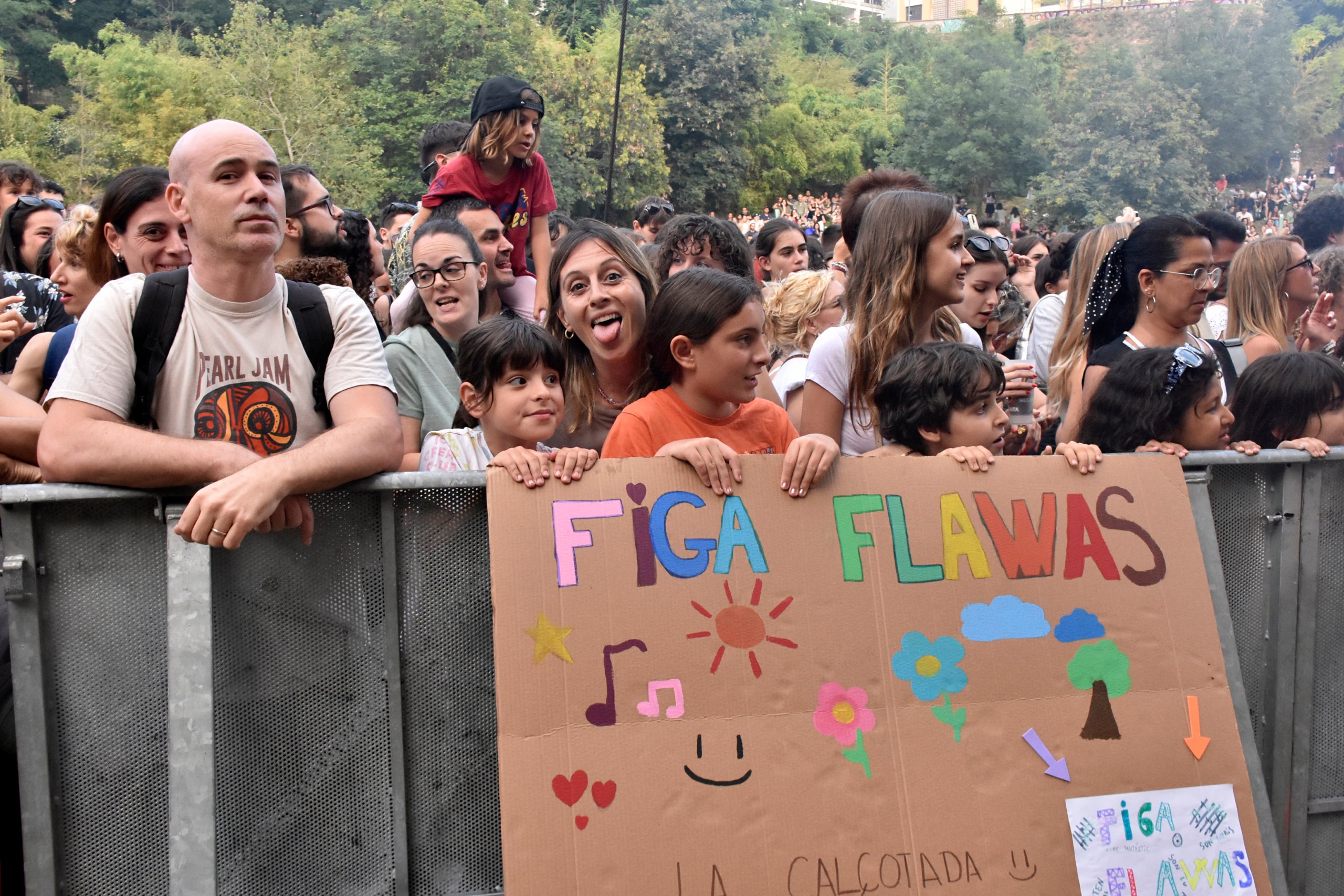 El conjunt de Valls va reunir una multitud de persones a l'espai Vela del parc de Vallparadís que van cantar i ballar durant poc més d’una hora al ritme d'una gran varietat d’estils musicals