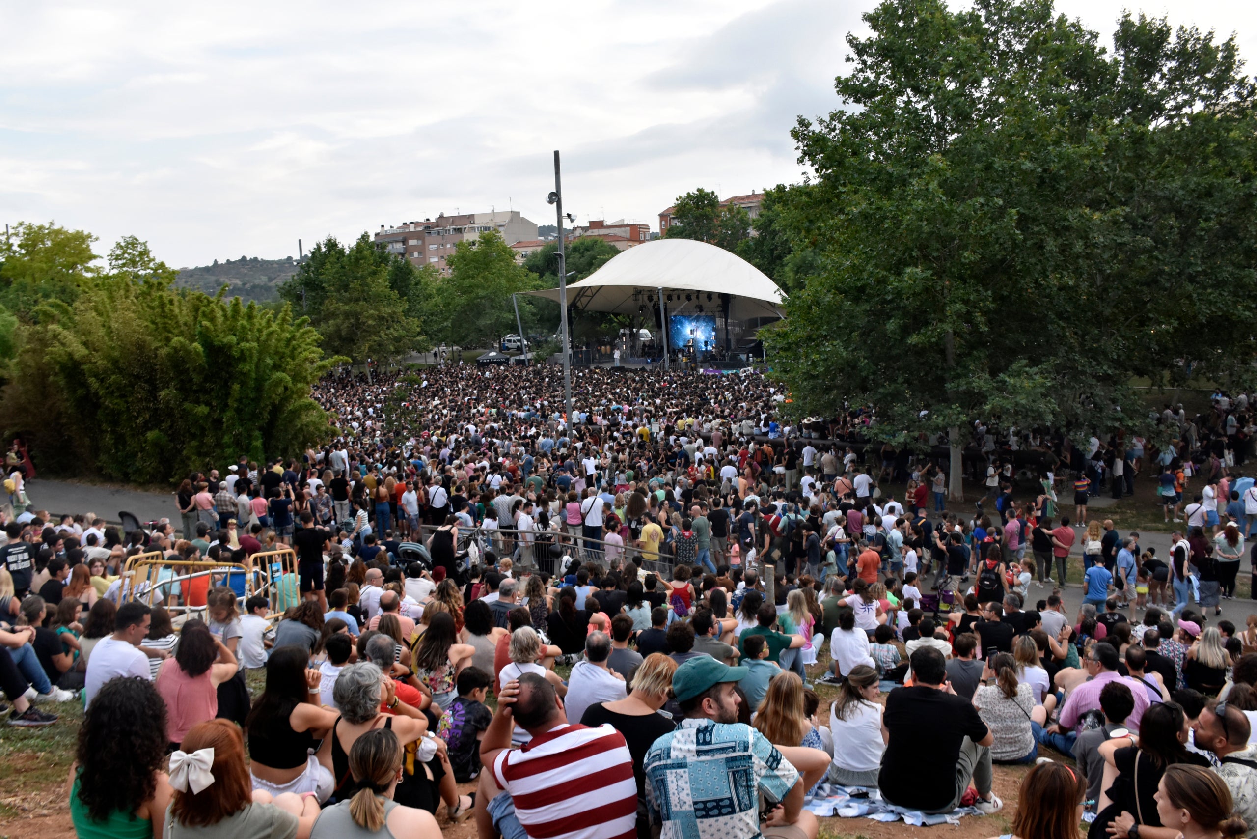 El conjunt de Valls va reunir una multitud de persones a l'espai Vela del parc de Vallparadís que van cantar i ballar durant poc més d’una hora al ritme d'una gran varietat d’estils musicals