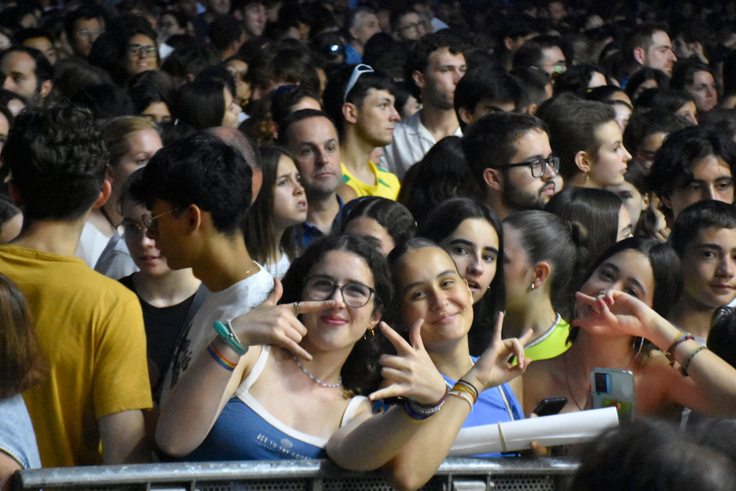 El trio Stay Homas va desprendre el diumenge a la nit optimisme, frescor i 'bon rotllo' a l’escenari Vela del parc de Vallparadís en un concert que va reunir una gran multitud de terrassencs i terrassenques