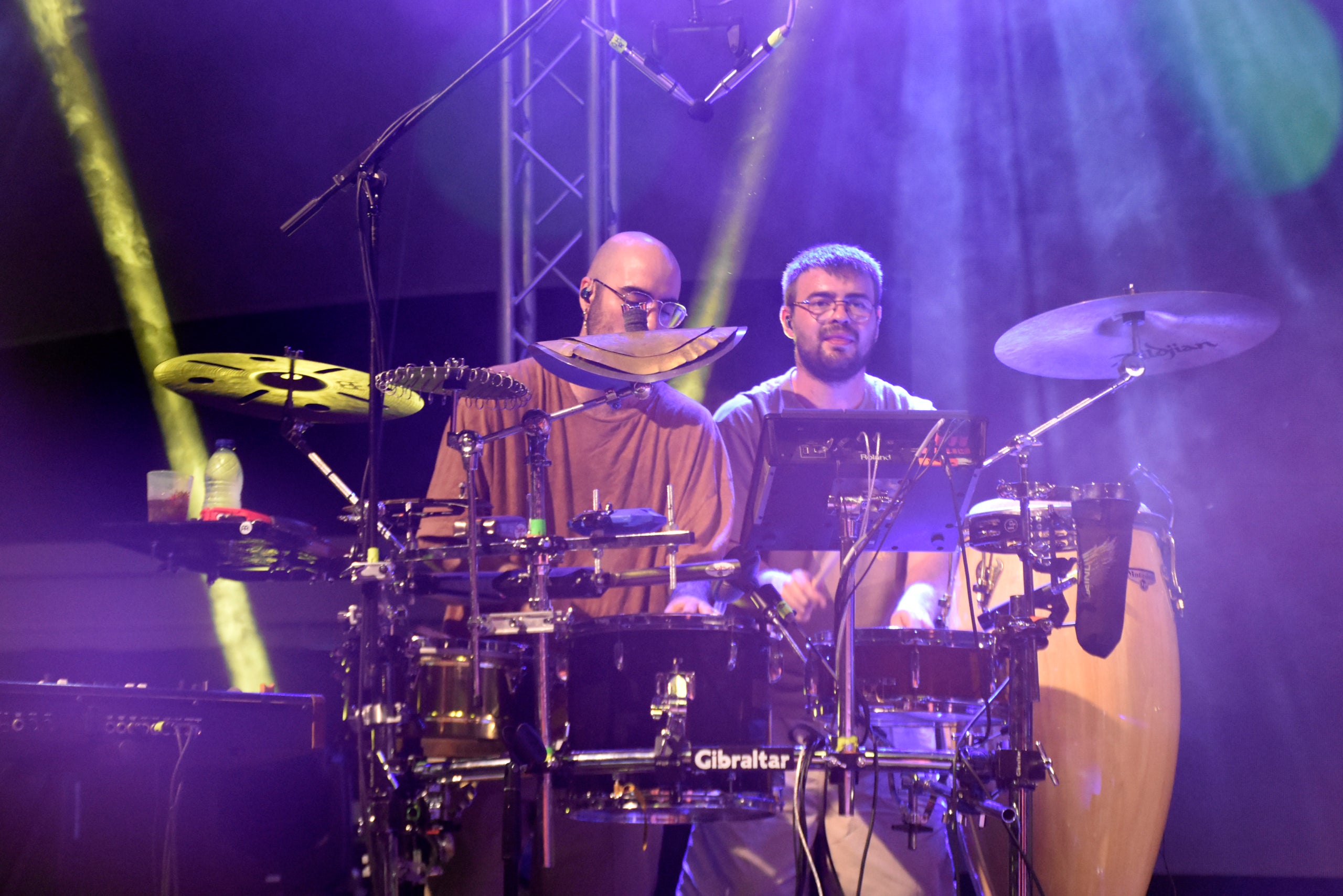 El trio Stay Homas va desprendre el diumenge a la nit optimisme, frescor i 'bon rotllo' a l’escenari Vela del parc de Vallparadís en un concert que va reunir una gran multitud de terrassencs i terrassenques