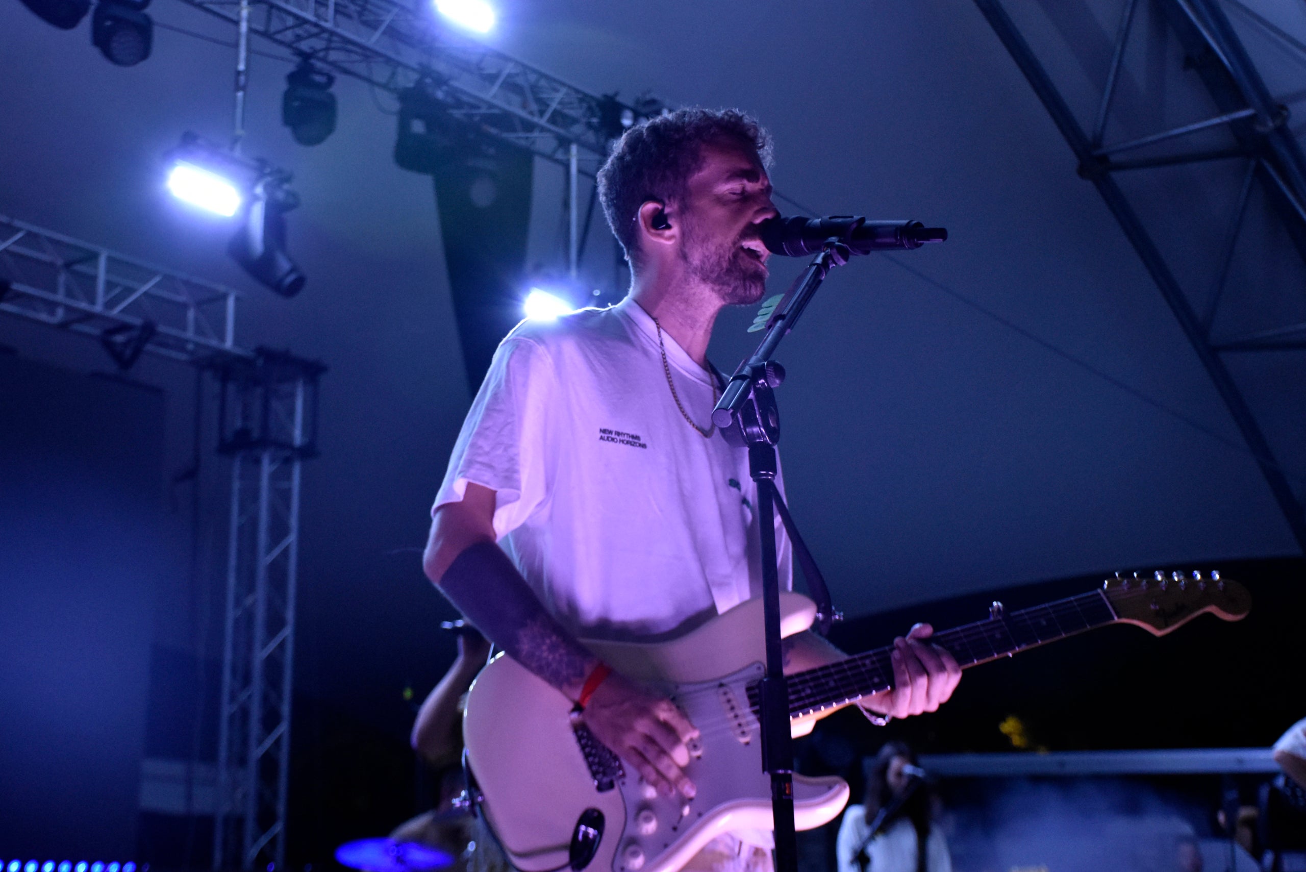 El trio Stay Homas va desprendre el diumenge a la nit optimisme, frescor i 'bon rotllo' a l’escenari Vela del parc de Vallparadís en un concert que va reunir una gran multitud de terrassencs i terrassenques
