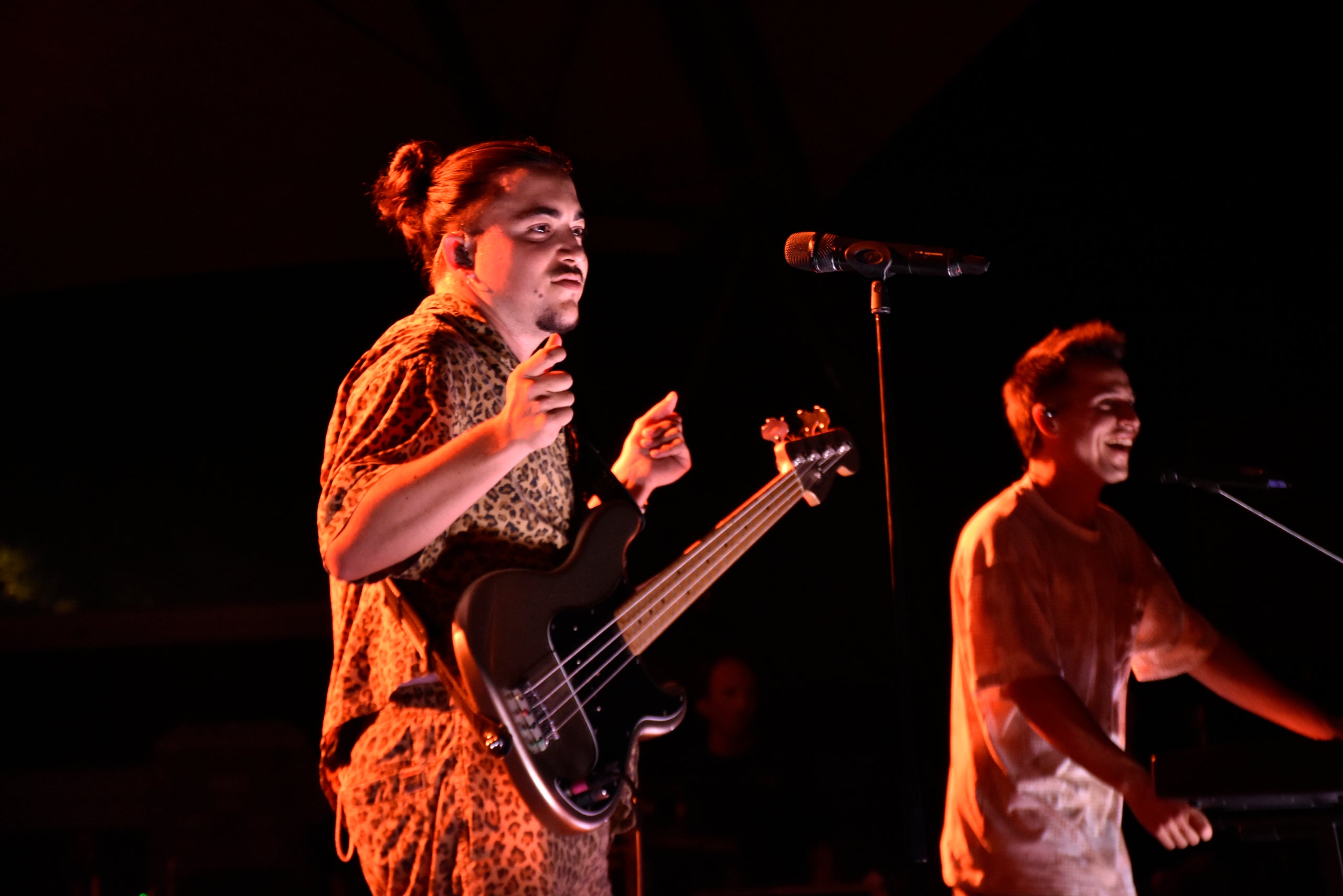 El trio Stay Homas va desprendre el diumenge a la nit optimisme, frescor i 'bon rotllo' a l’escenari Vela del parc de Vallparadís en un concert que va reunir una gran multitud de terrassencs i terrassenques
