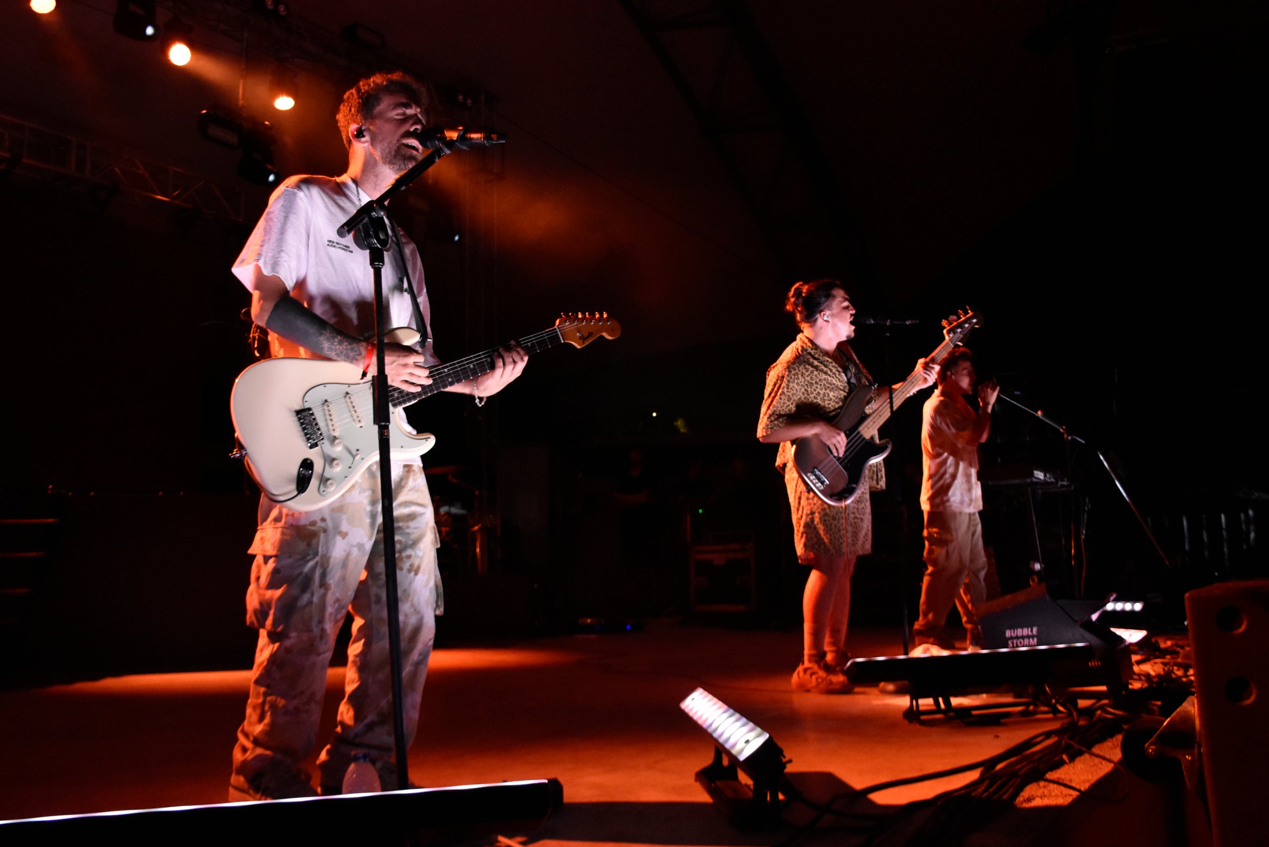 El trio Stay Homas va desprendre el diumenge a la nit optimisme, frescor i 'bon rotllo' a l’escenari Vela del parc de Vallparadís en un concert que va reunir una gran multitud de terrassencs i terrassenques