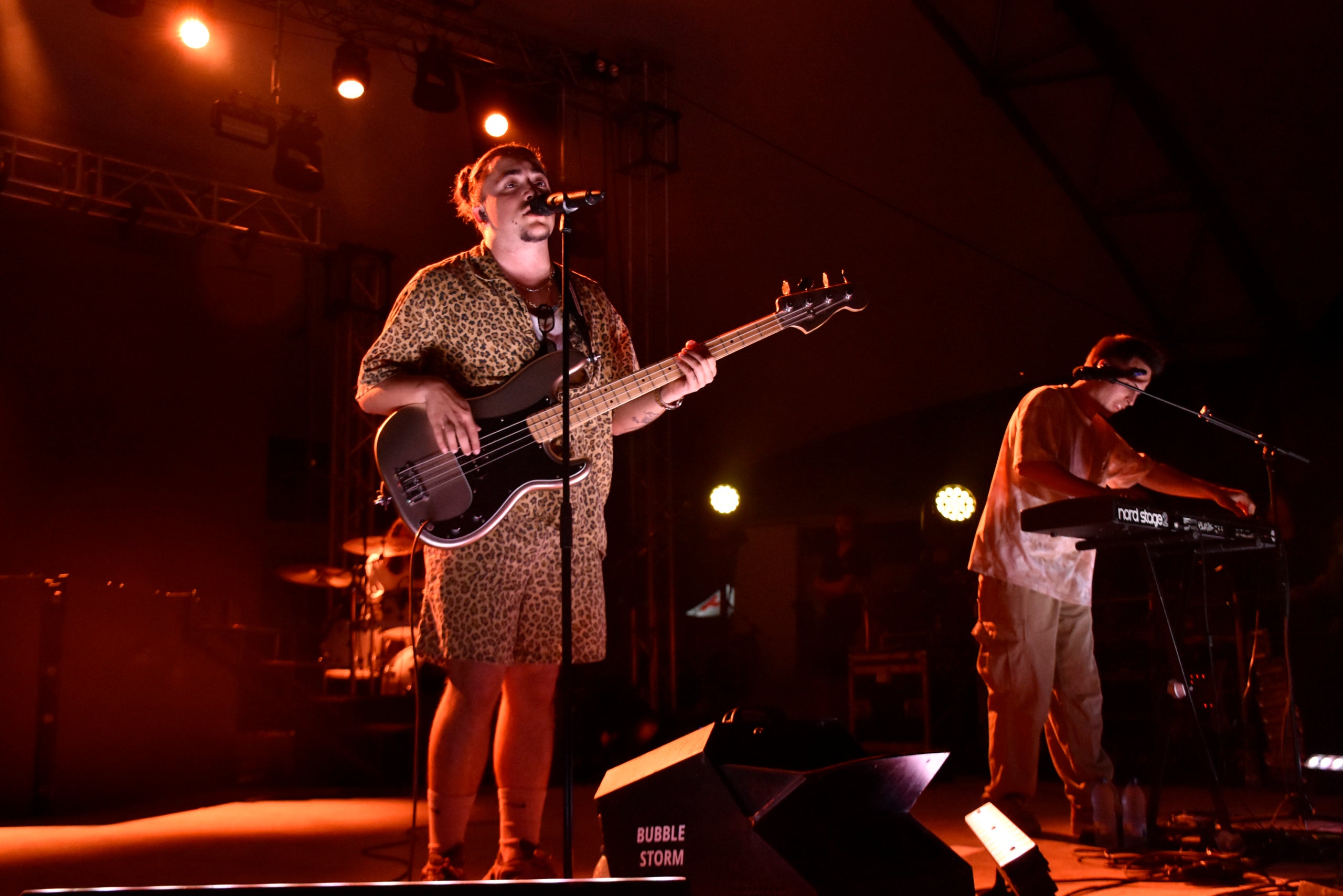 El trio Stay Homas va desprendre el diumenge a la nit optimisme, frescor i 'bon rotllo' a l’escenari Vela del parc de Vallparadís en un concert que va reunir una gran multitud de terrassencs i terrassenques