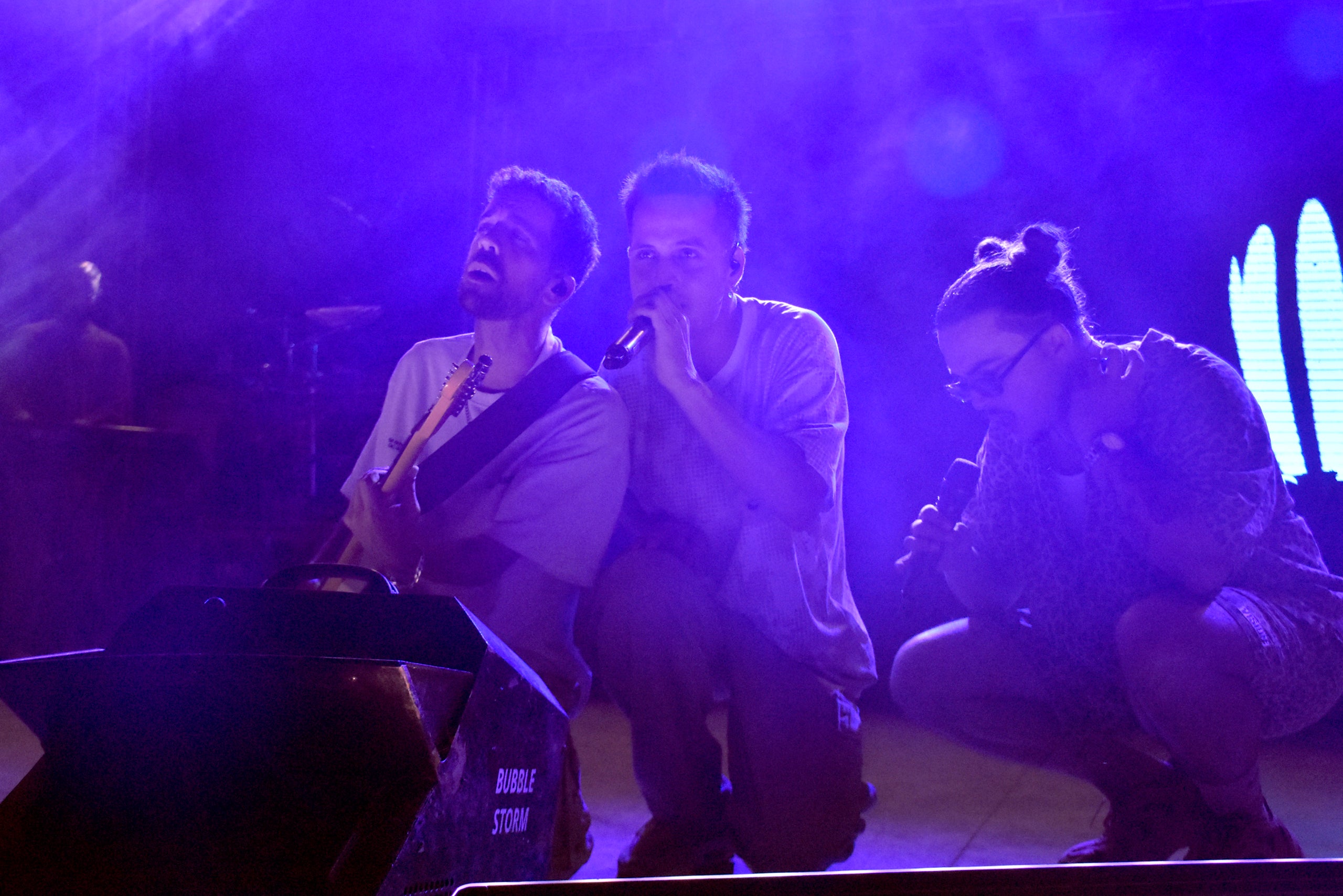 El trio Stay Homas va desprendre el diumenge a la nit optimisme, frescor i 'bon rotllo' a l’escenari Vela del parc de Vallparadís en un concert que va reunir una gran multitud de terrassencs i terrassenques