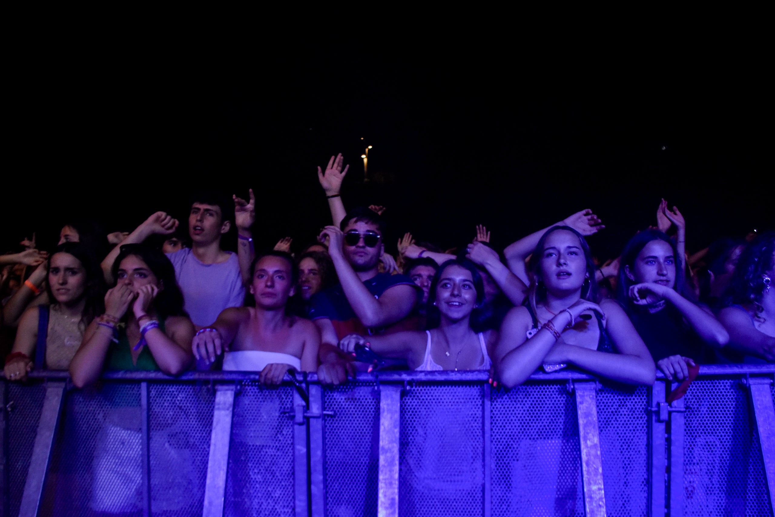 El trio Stay Homas va desprendre el diumenge a la nit optimisme, frescor i 'bon rotllo' a l’escenari Vela del parc de Vallparadís en un concert que va reunir una gran multitud de terrassencs i terrassenques