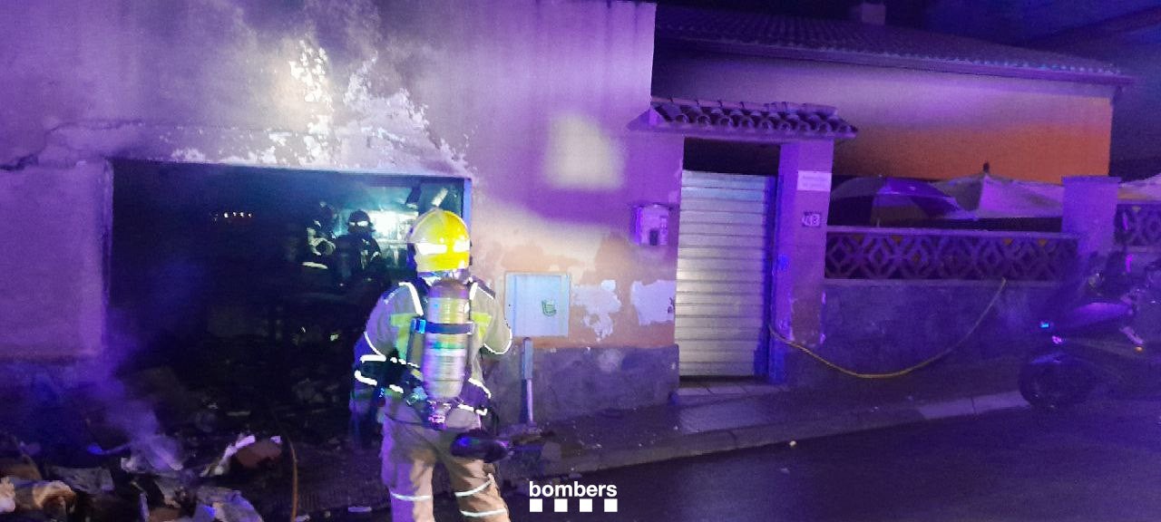 Un incendi destrueix un garatge d'una casa a Can Palet de Vista Alegre / Bombers