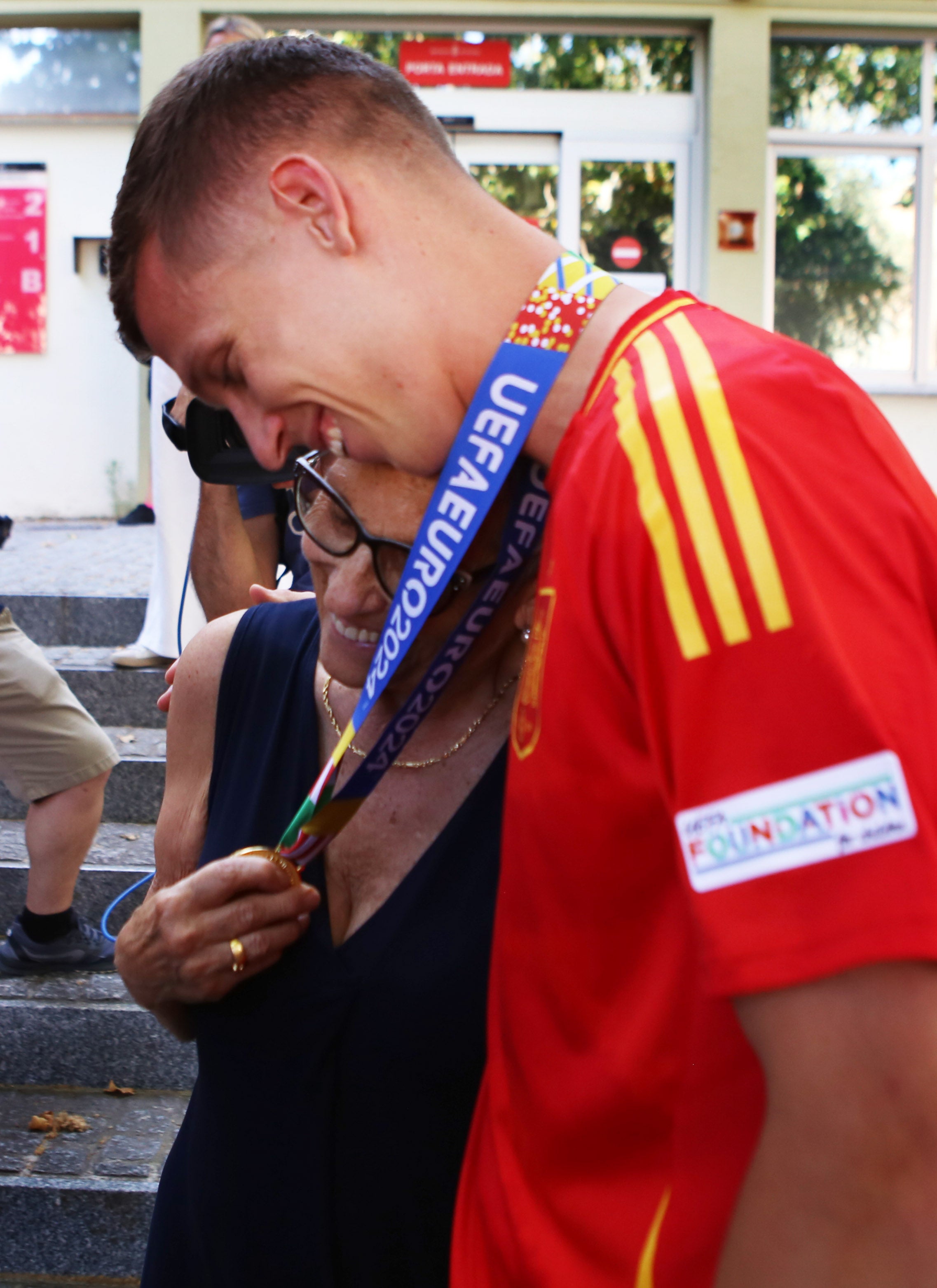 Centenars de persones s'han reunit davant de l'Ajuntament de Terrassa per donar la benvinguda al futbolista egarenc Dani Olmo | Cristóbal Castro