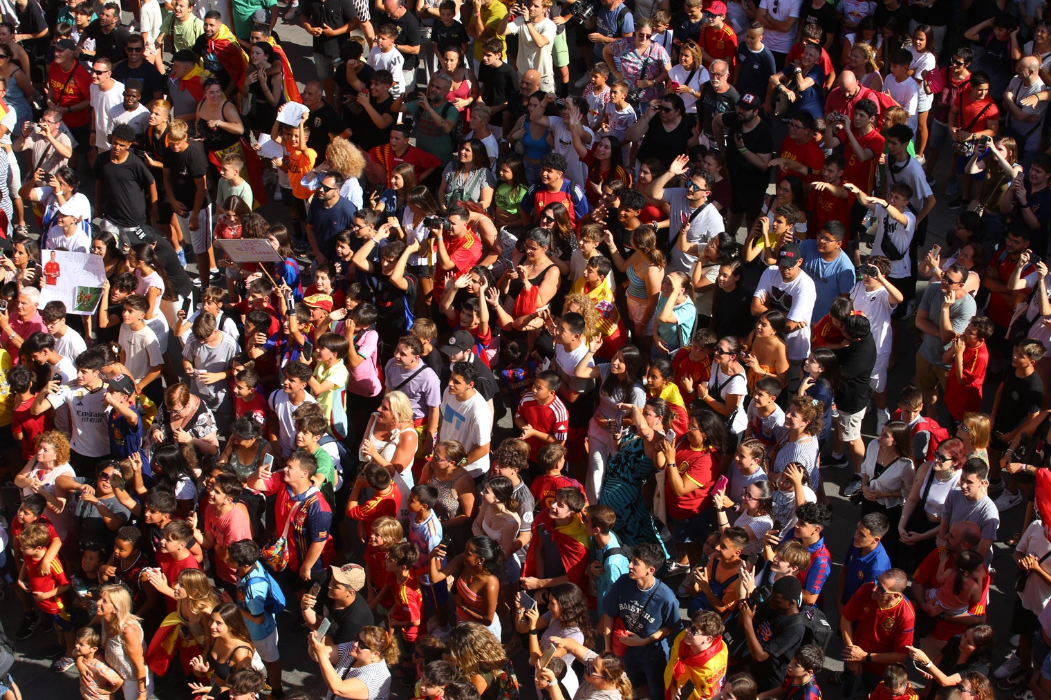 Centenars de persones s'han reunit davant de l'Ajuntament de Terrassa per donar la benvinguda al futbolista egarenc Dani Olmo | Cristóbal Castro