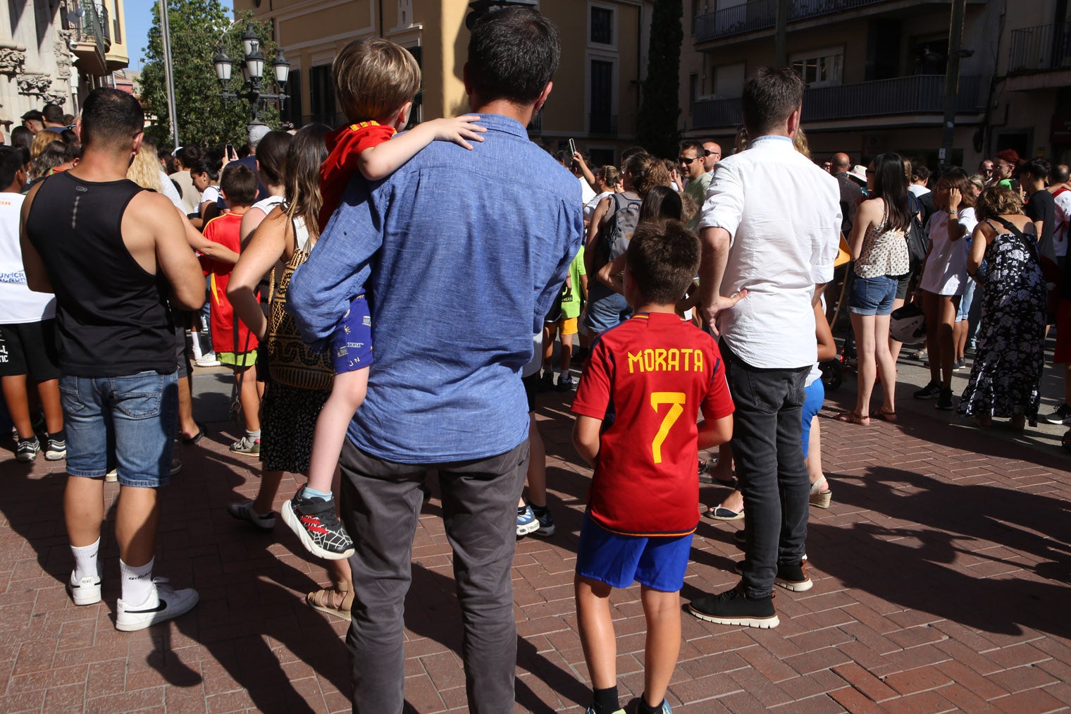 Centenars de persones s'han reunit davant de l'Ajuntament de Terrassa per donar la benvinguda al futbolista egarenc Dani Olmo | Cristóbal Castro