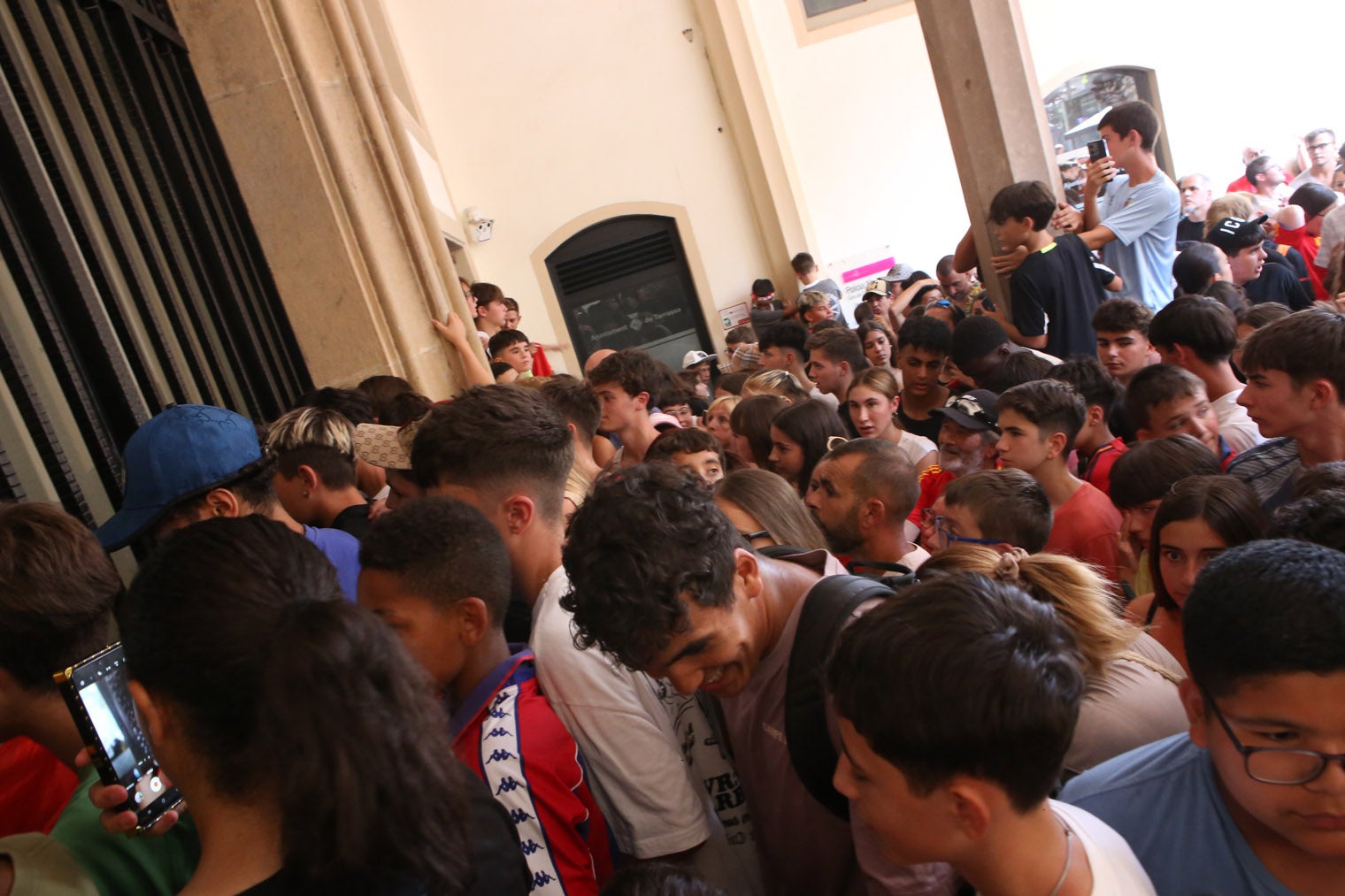 Centenars de persones s'han reunit davant de l'Ajuntament de Terrassa per donar la benvinguda al futbolista egarenc Dani Olmo | Cristóbal Castro