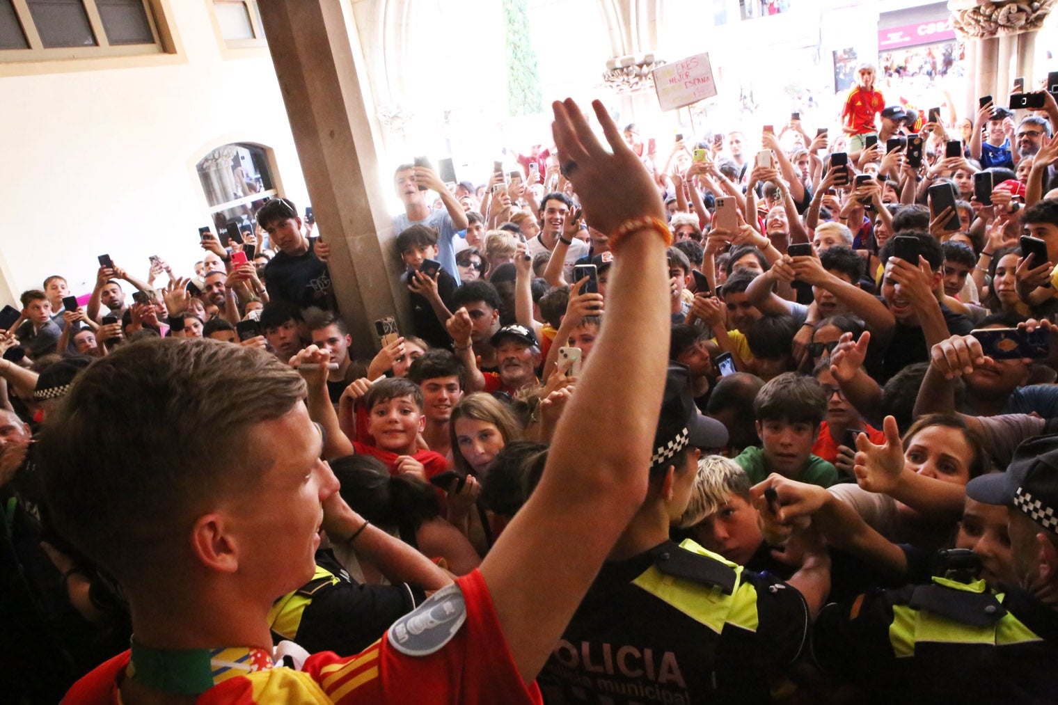 Centenars de persones s'han reunit davant de l'Ajuntament de Terrassa per donar la benvinguda al futbolista egarenc Dani Olmo | Cristóbal Castro