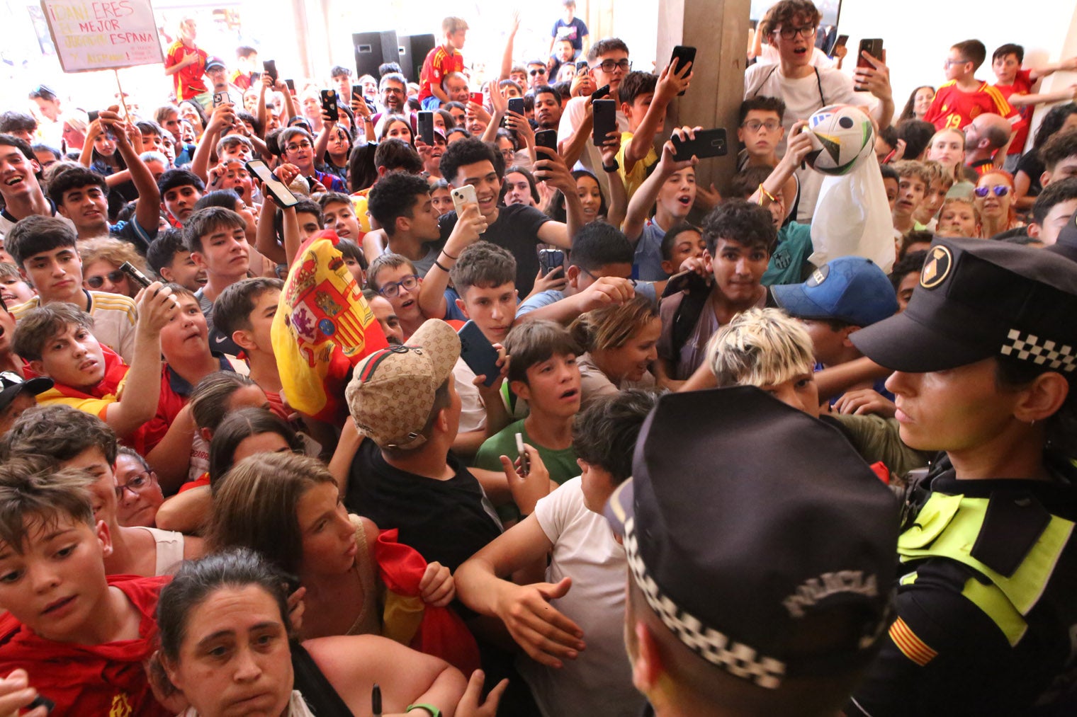 Centenars de persones s'han reunit davant de l'Ajuntament de Terrassa per donar la benvinguda al futbolista egarenc Dani Olmo | Cristóbal Castro