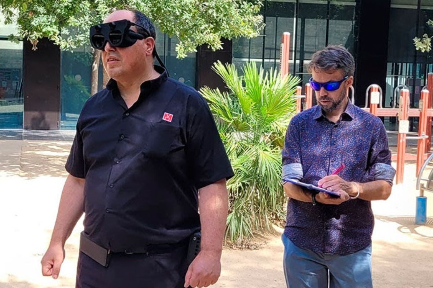 Lluís Fortuny, persona amb baixa visió que participa en l'estudi, provant les ulleres intel·ligents acompanyat pel professor Lluís Pérez | UPC
