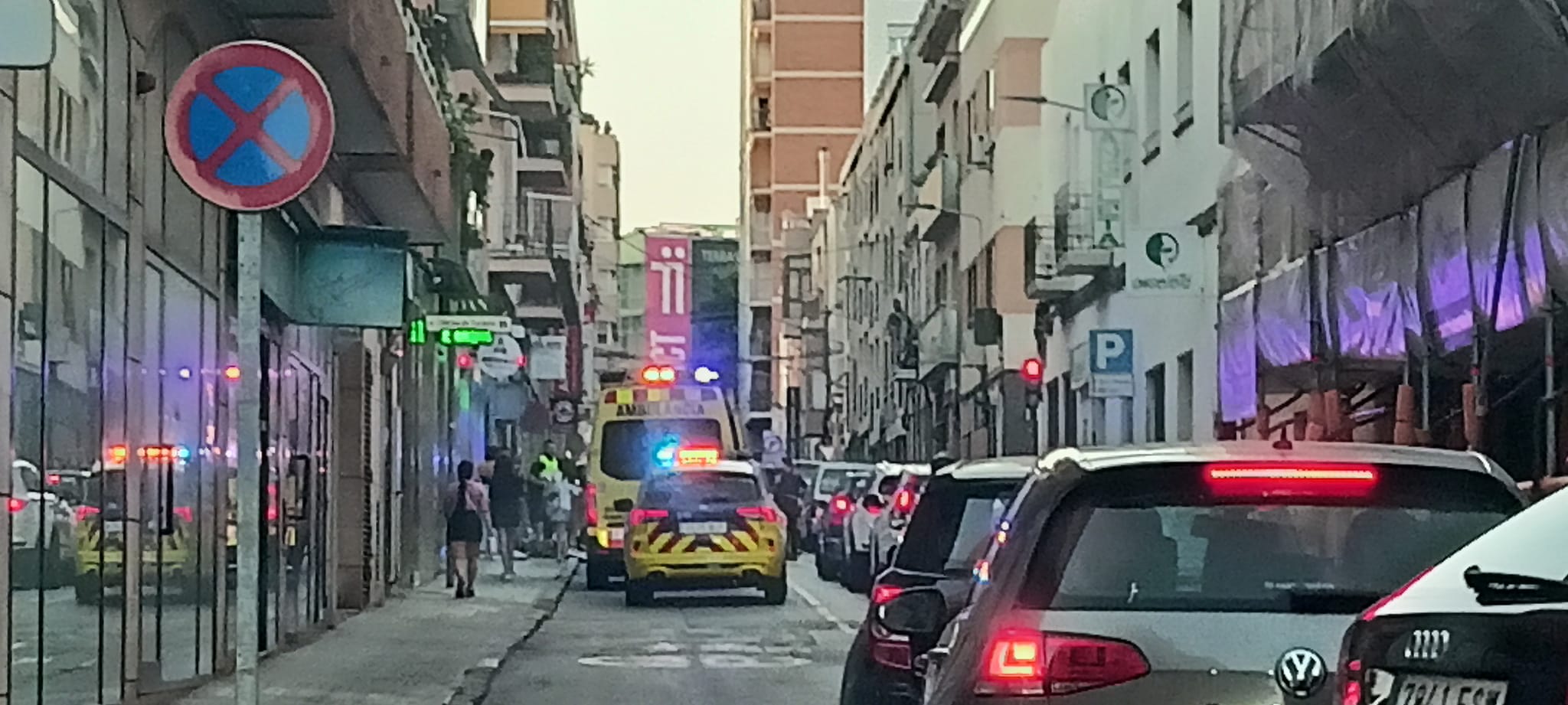 Col·lisió entre una moto i un cotxe al carrer d'Arquimedes de Terrassa | Joan Manel Oller