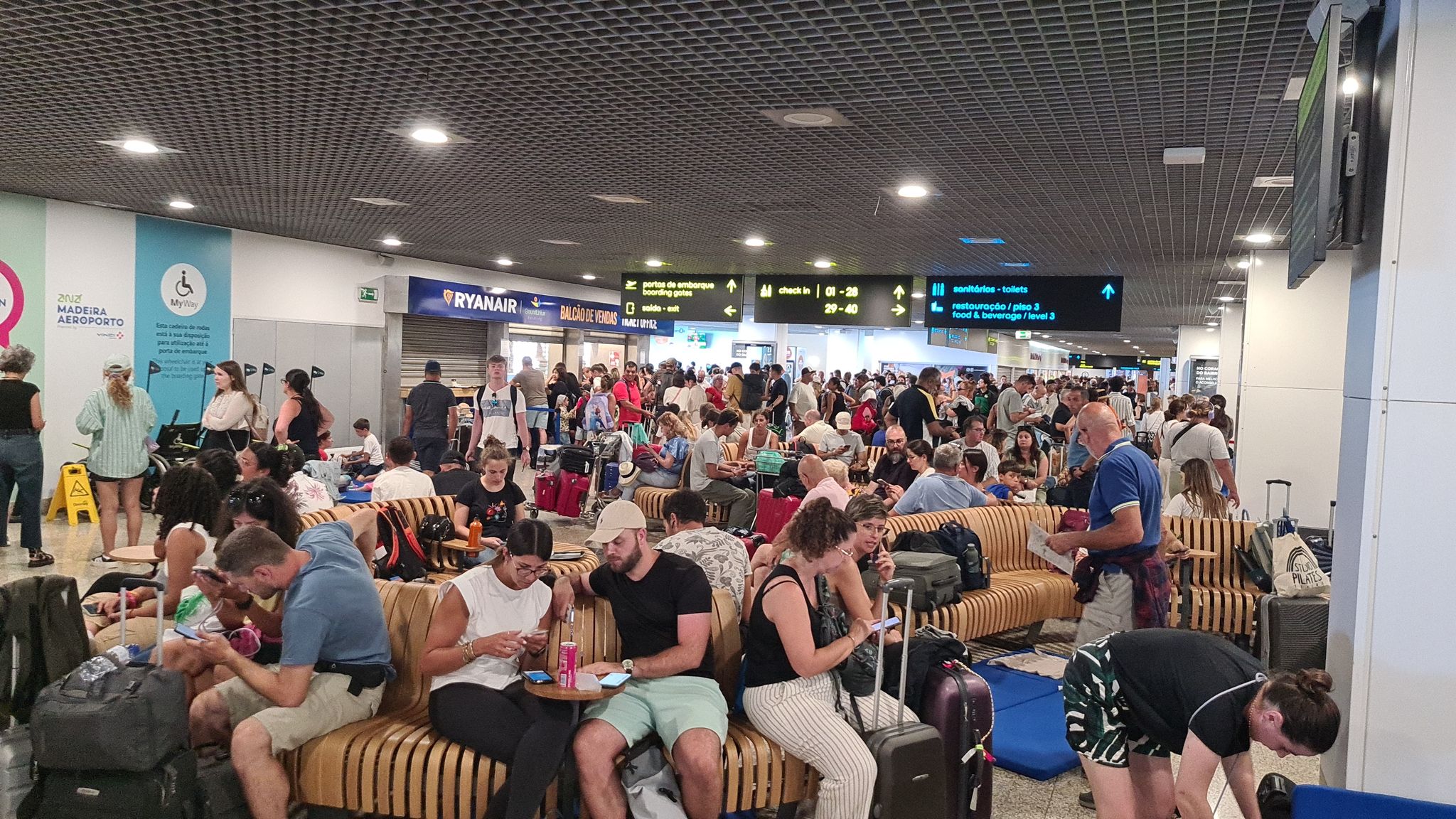 Caos a l'aerport de Madeira per la cancel·lació de desenes de vols | Marc Prat