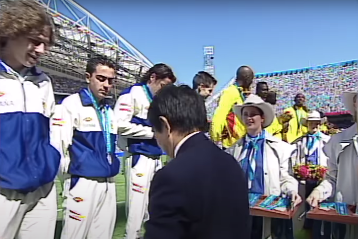 Xavi Hernández amb la medalla de plata als Jocs Olímpics de Sydney 2000 | Olympics
