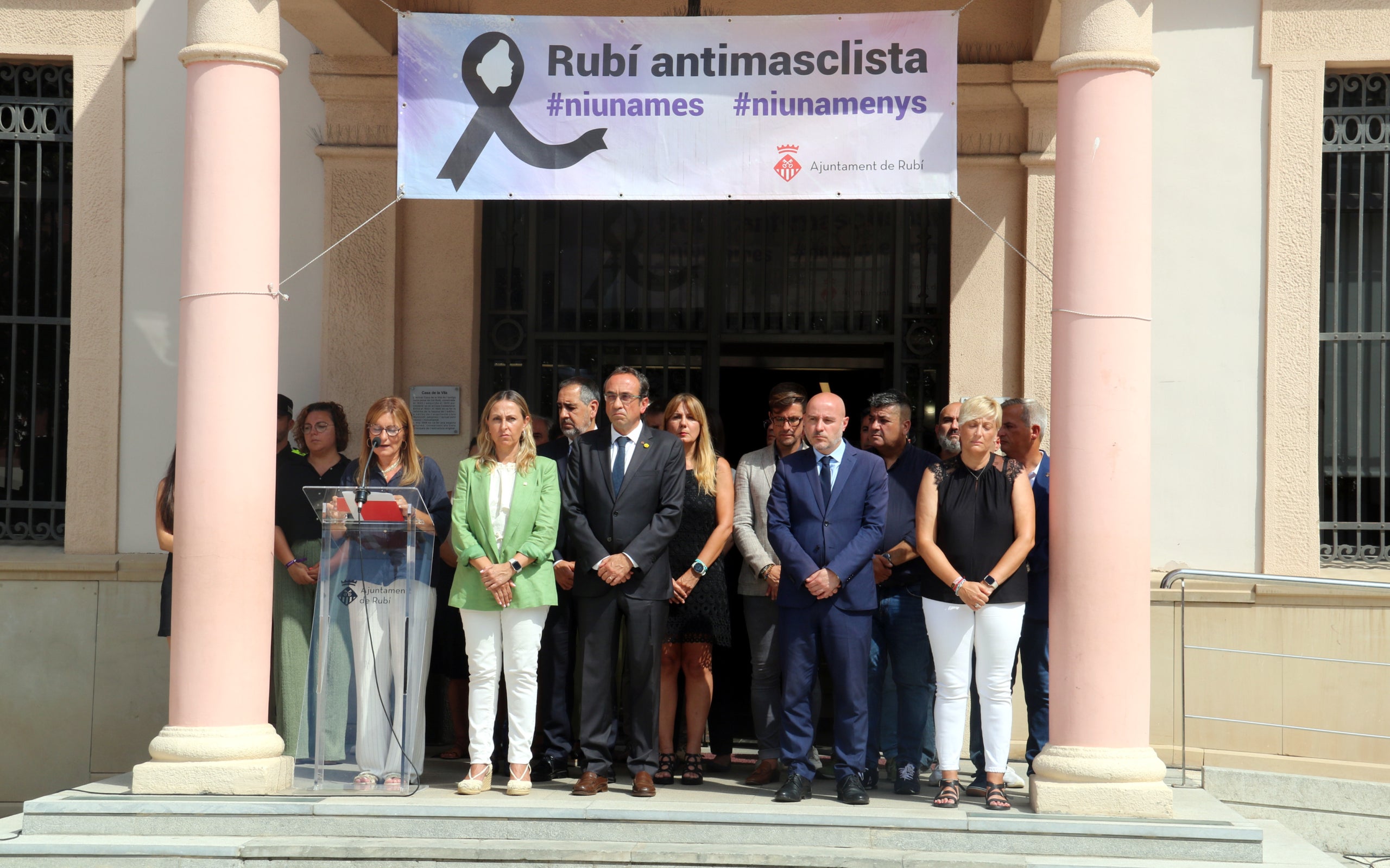 Rubí s’acomiada de la veïna assassinada la setmana passada i referma el seu compromís contra la violència masclista/Àlex Recolons-ACN