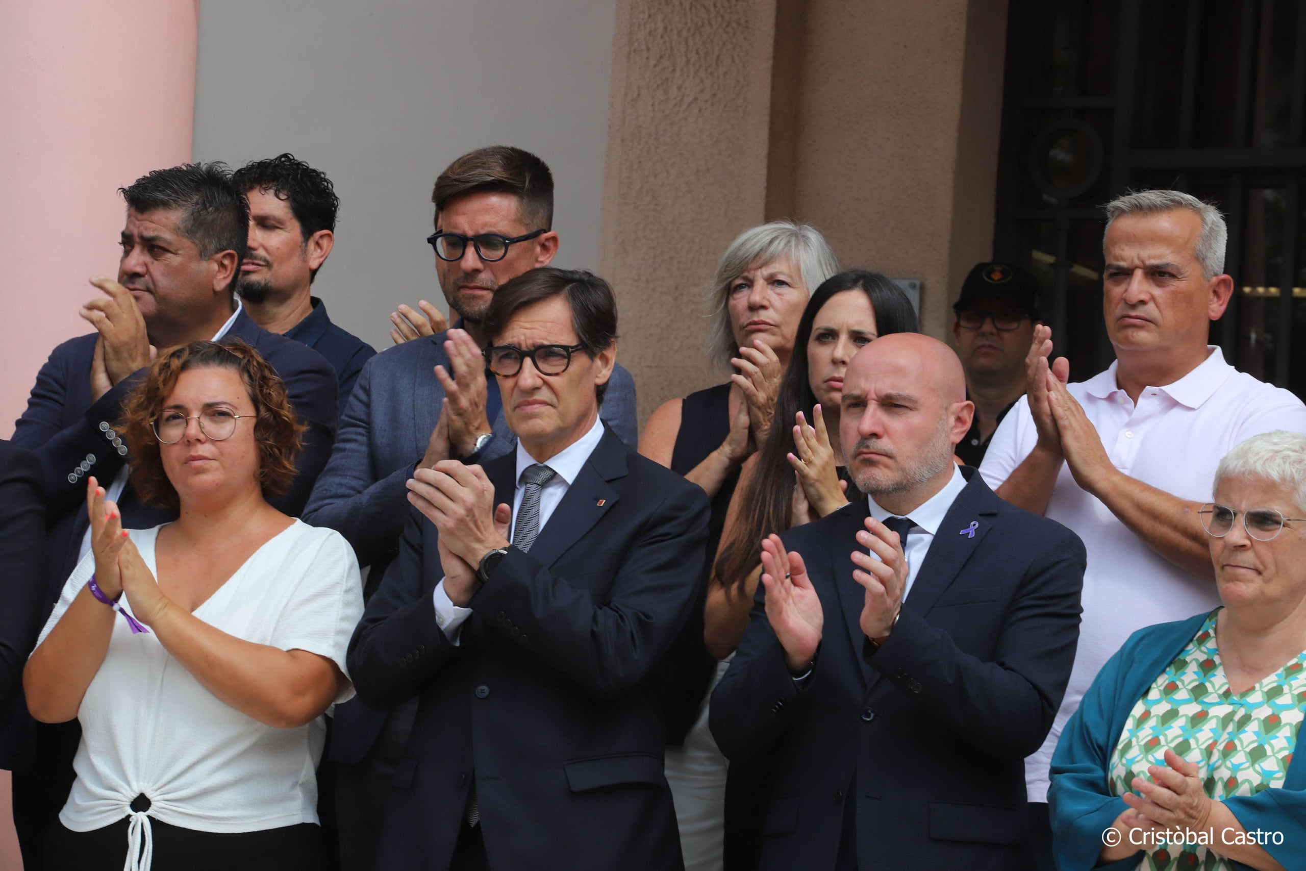 Salvador Illa durant el minut de silenci a Rubí aquest migdia | Cristóbal Castro
