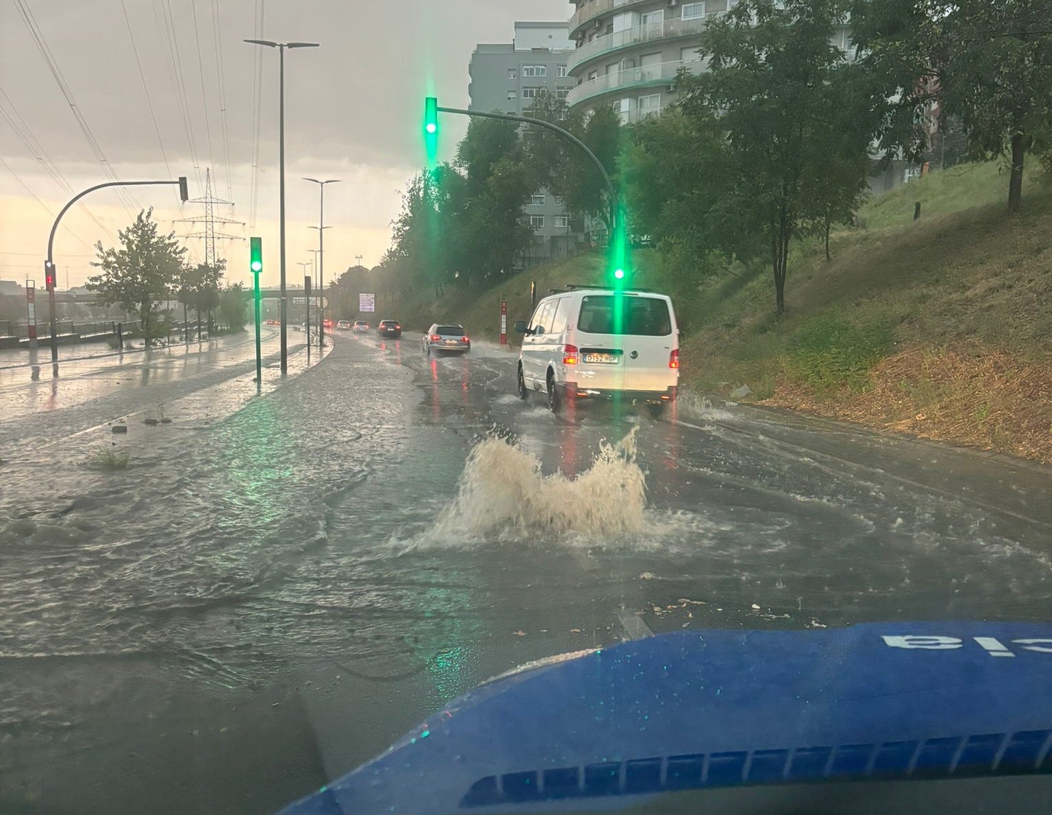 Una patrulla de la Policia Municipal a l'avinguda del Vallès aquest vespre de divendres | PMT