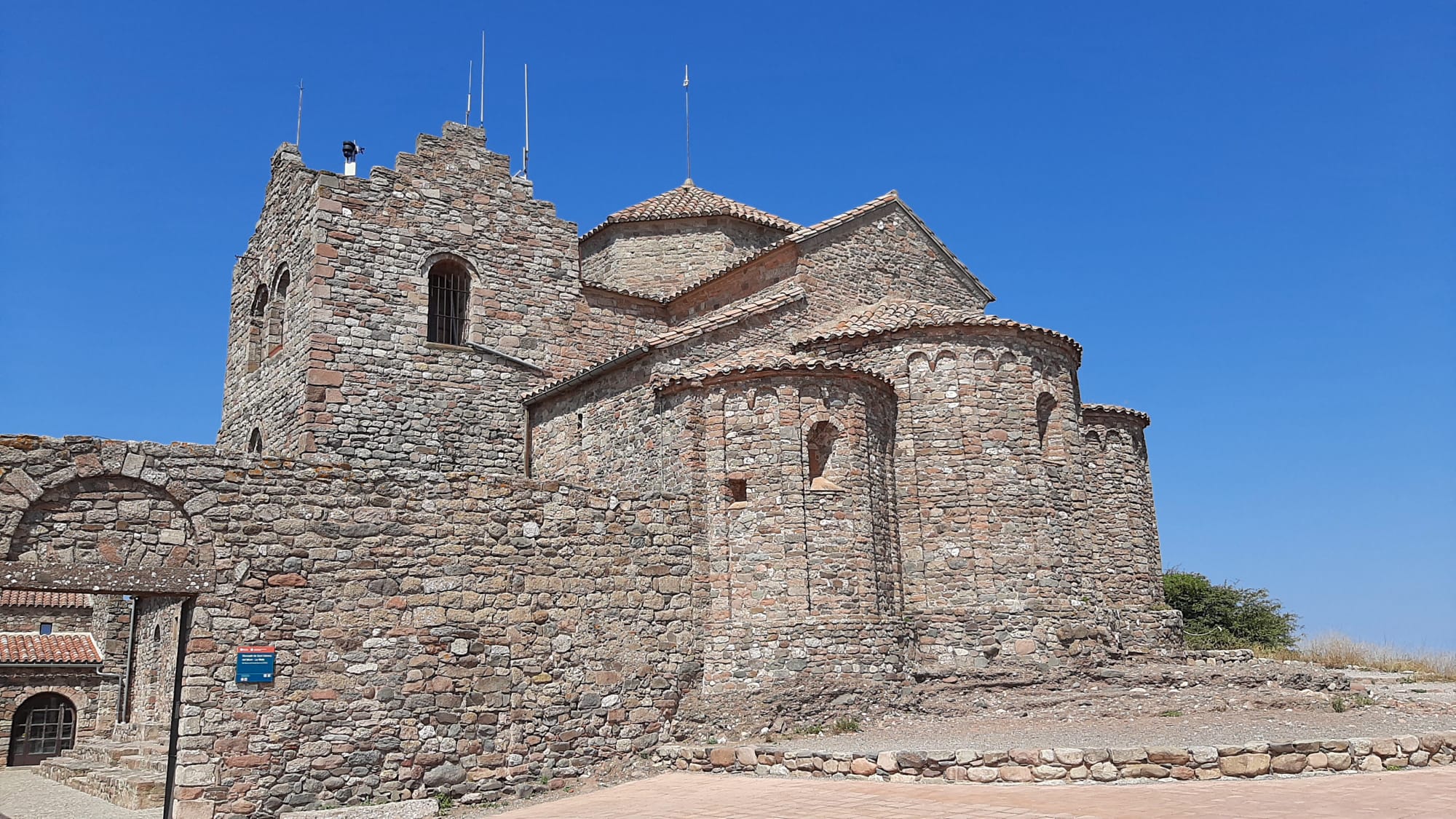 La Comissió de Sant Llorenç de la Parròquia de Sant Joan de Matadepera, presidida pel rector Guillem López, ha organitzat un any més la Festa de Sant Llorenç, a la Mola. La jornada ha comptat amb la tradicional missa al Monestir i la processió, encapçalada pel sant, que ha recorregut el cim de la muntanya. Enguany li ha tocat els homes portar la figura. S’han cantat els goigs i el “Virolai”. L’acte ha finalitzat amb coca i moscatell | Josep Ballbè