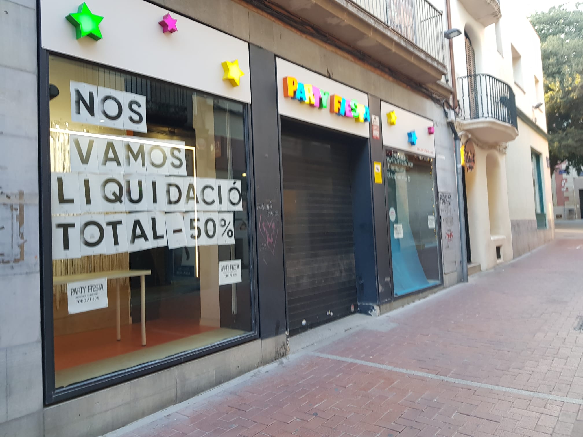 L'establiment de Party Fiesta de Terrassa, tancat i barrat | Lluïsa Tarrida