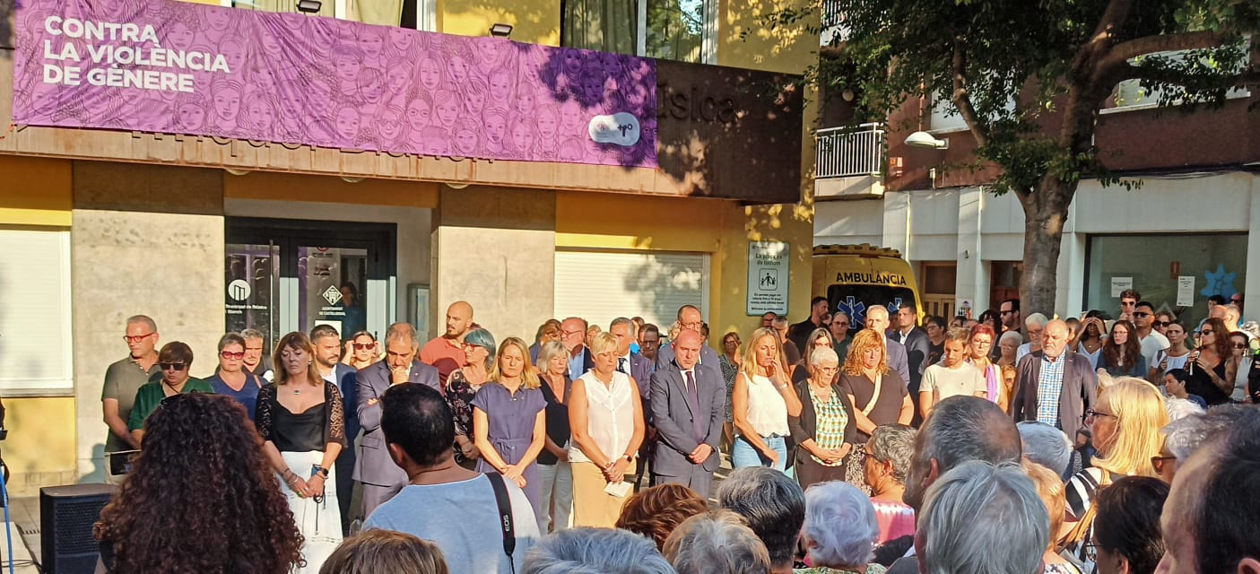 La vila de Castellbisbal s’ha arreplegat a la Plaça de l’Església per fer cinc minuts de silenci amb motiu del crim masclista del 20 d’agost/Sergi Sánchez