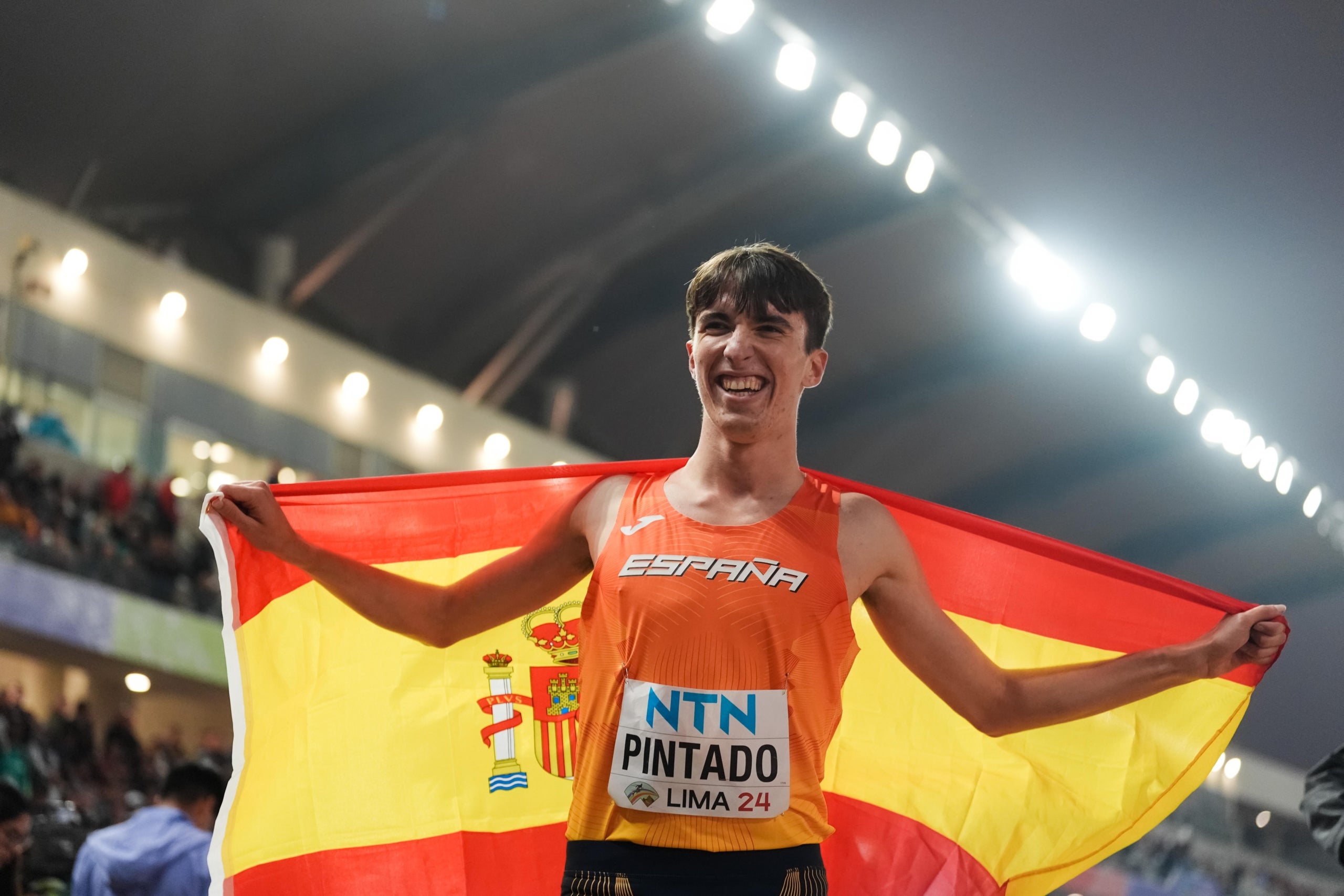 Alex Pintado celebra la victòria al World Athletics U20 Championships Lima | RFEA/MiguelezTea
