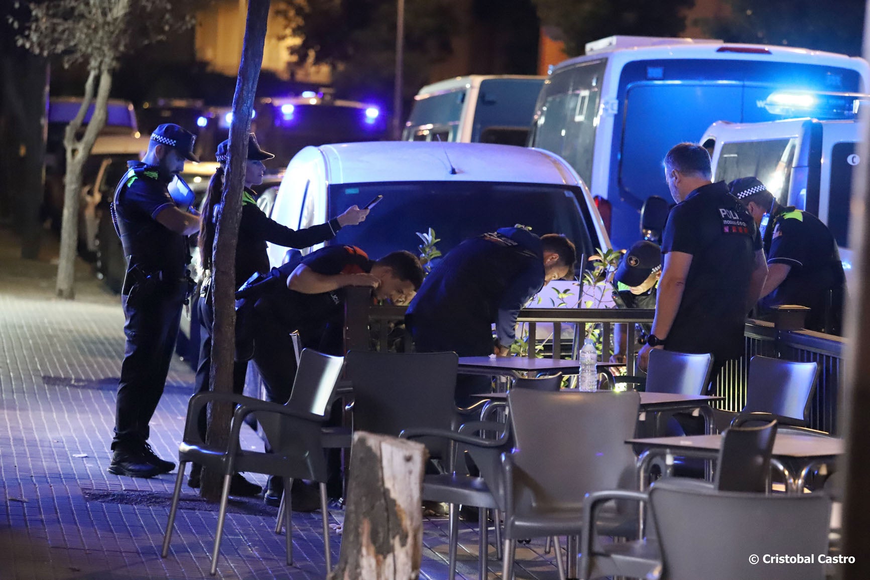 Entrada a bars a la recerca d'armes blanques i droga/Arxiu