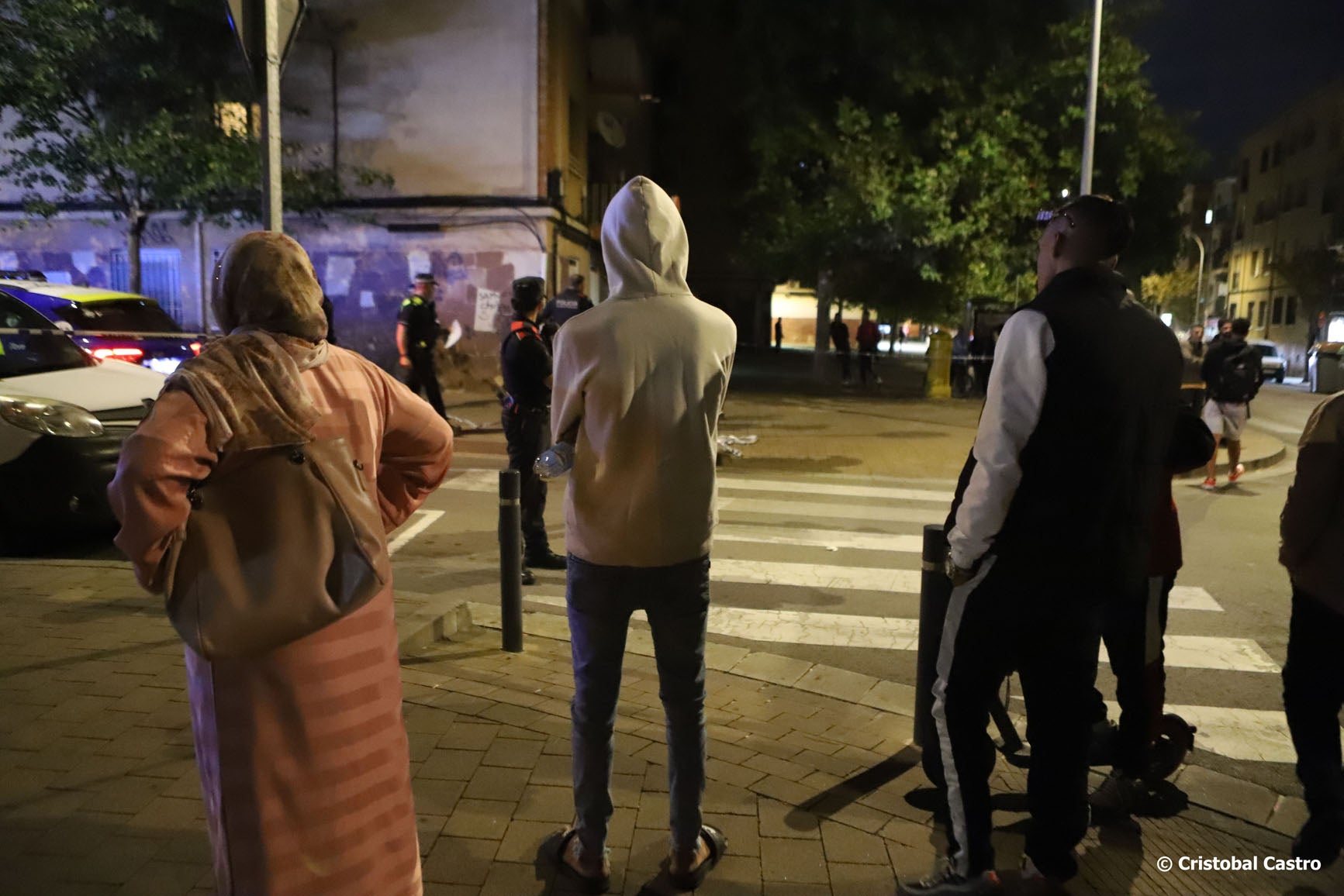 Batuda policial a Ca n'Anglada. Aquesta nit hi ha haguit una gran batuda policial a Terrassa, amb diferents cossos treballant conjuntament. Avui han entrat a bars a la recerca d'armes blanques i droga. La consellera d’Interior, Núria Parlon, i el director general de Policia, Josep Lluís Trapero, hi han estat presents/Cristóbal Castro