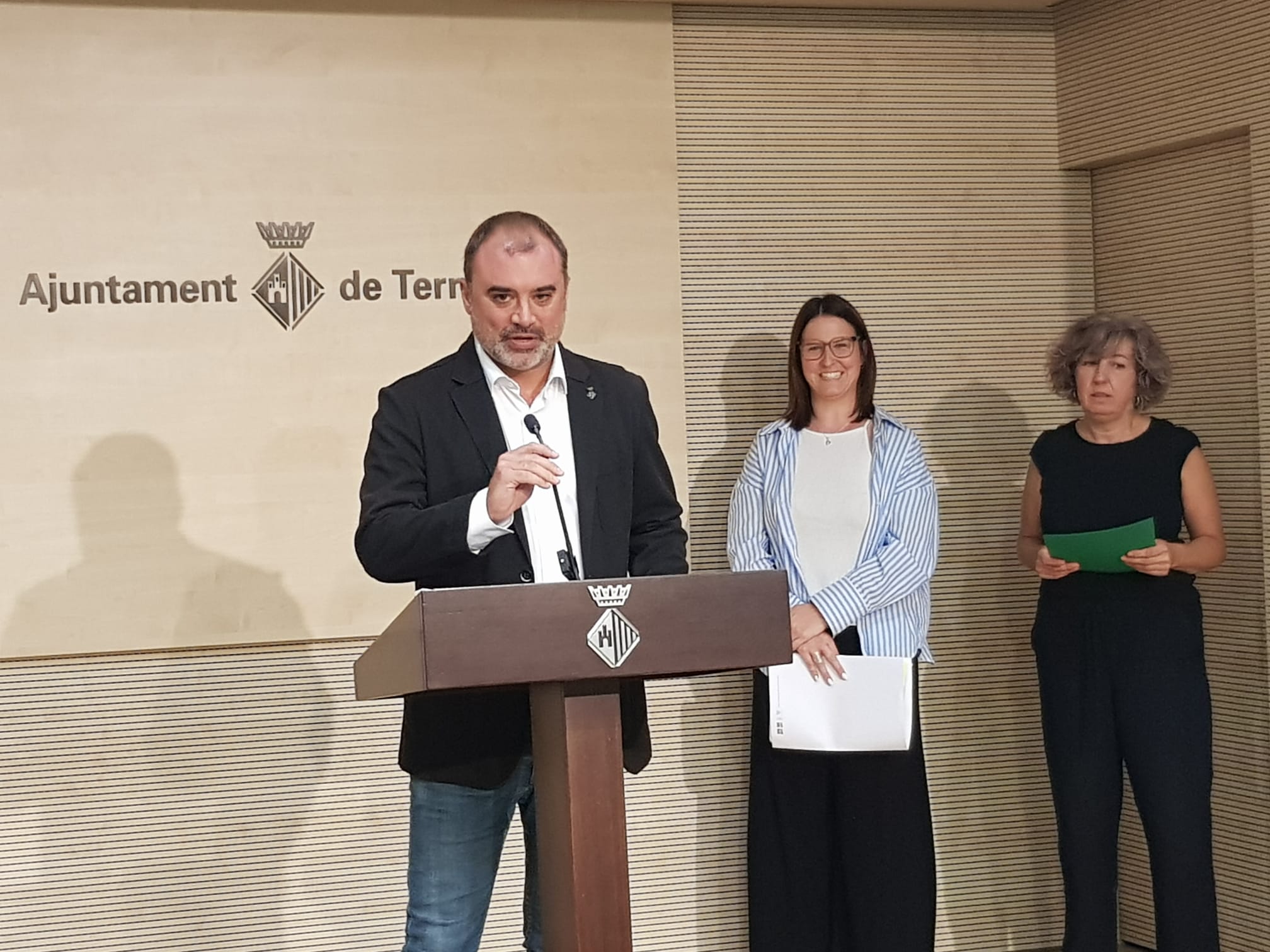 L'alcalde Jordi Ballart, amb la regidora Patricia Reche, i la presidenta de l'associació Niños Desaparecidos de la Riada de 1962, Ana Martínez | Lluïsa Tarrida