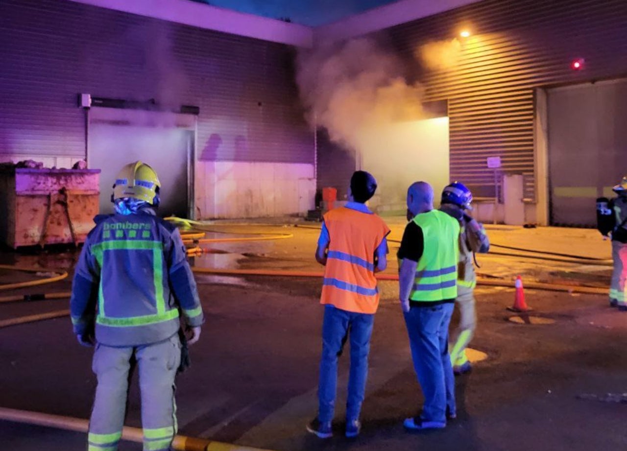 Actuación para extinguir el fuego en el Centro de Tratamiento de Residuos en Vacarisses | Bomberos