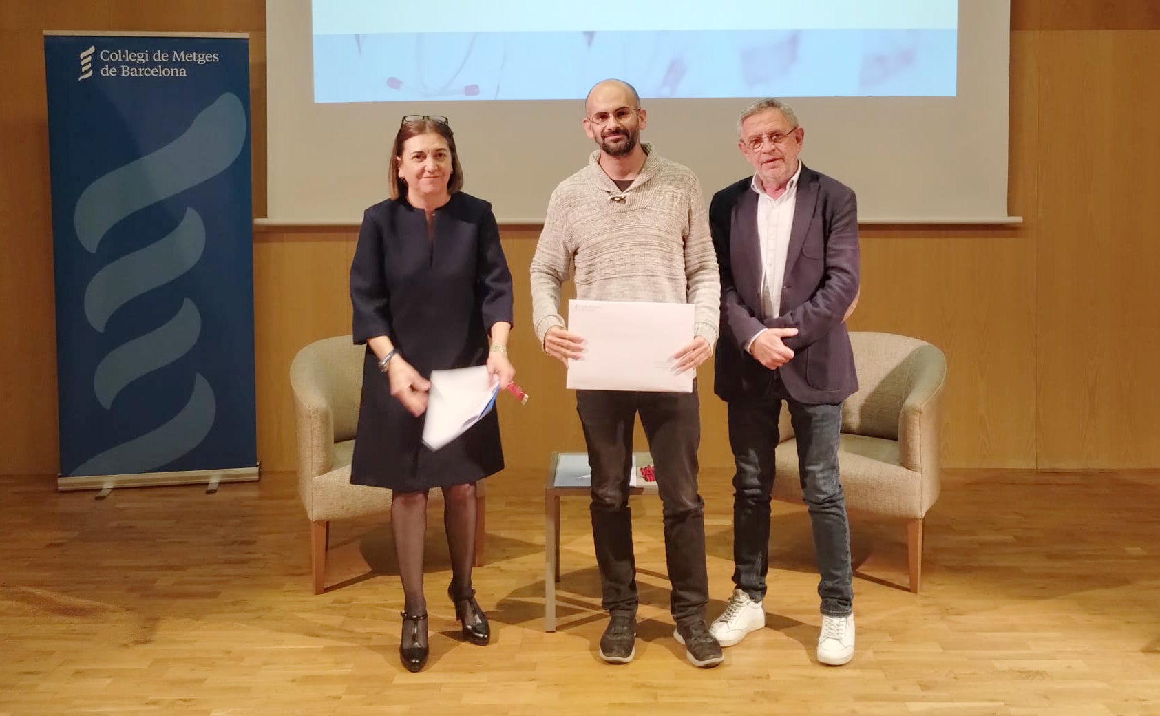 El Dr. Martín, investigador principal de l’estudi, rebent un premi del COMB a finals de l’any passat | MútuaTerrassa 