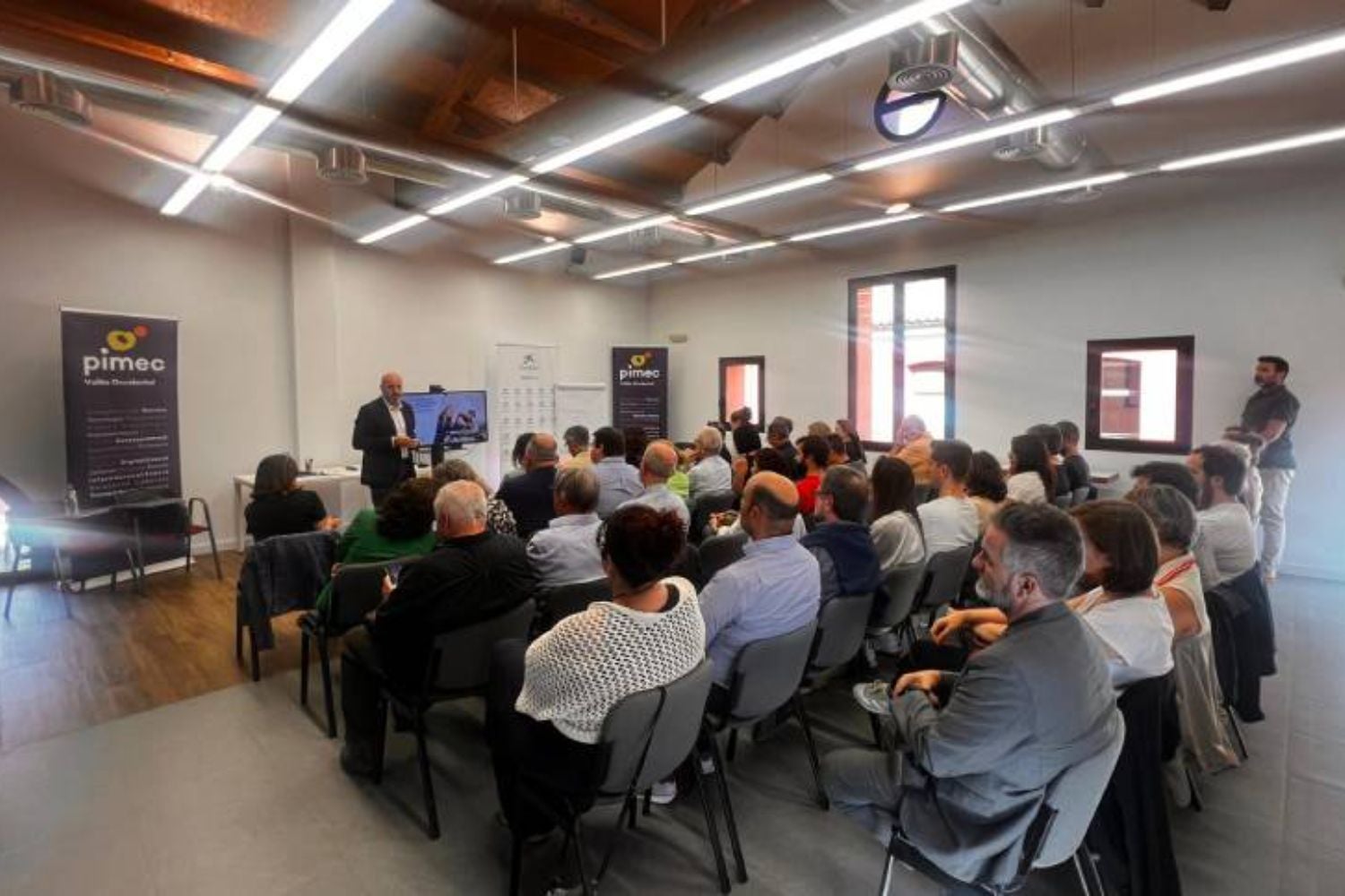 PIMEC i CaixaBank Dualiza reuneixen a Terrassa els principals sectors de l'economia del Vallès Occidental per acostar-los a la nova FP | PIMEC
