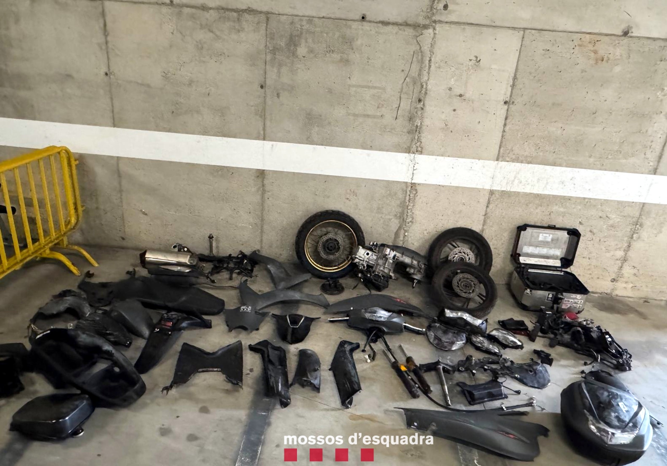 Piezas intervenidas en el trastero de Terrassa que servía de almacén de los ladrones | Mossos