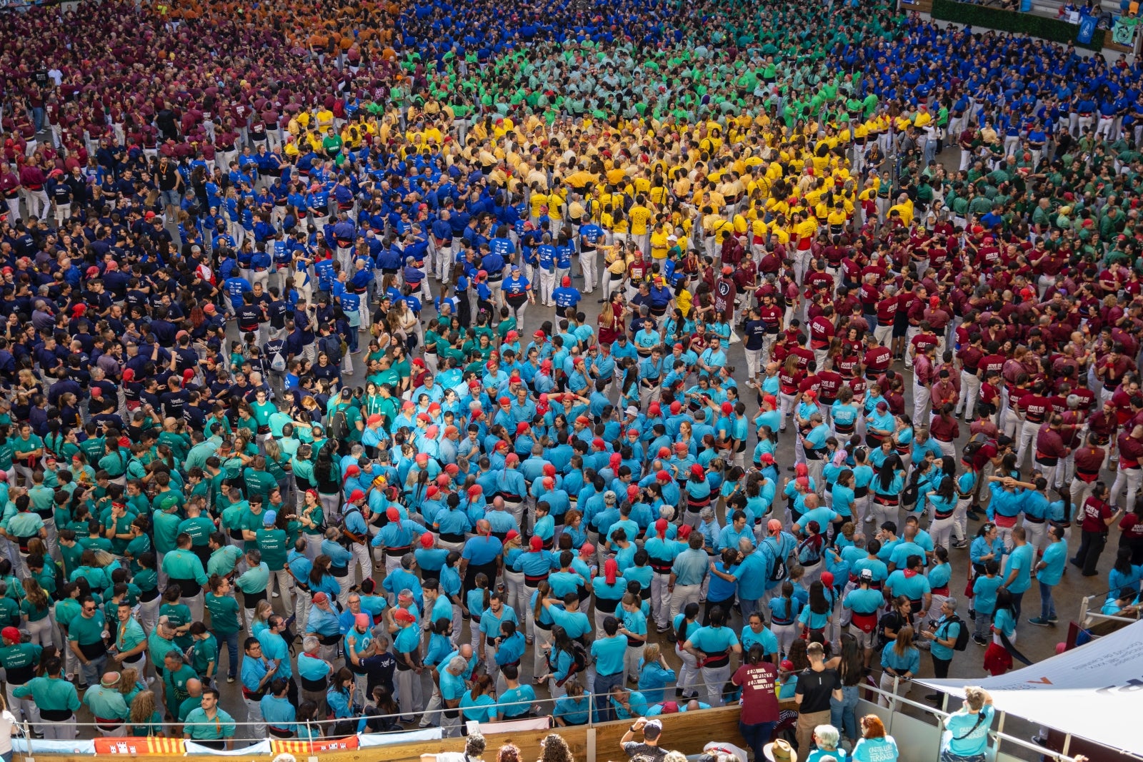 Imatge espectacular de la jornada de dissabte del Concurs de Castells de Tarragona, amb la presència blauturquesa dels Castellers de Terrassa | Xavi Hurtado