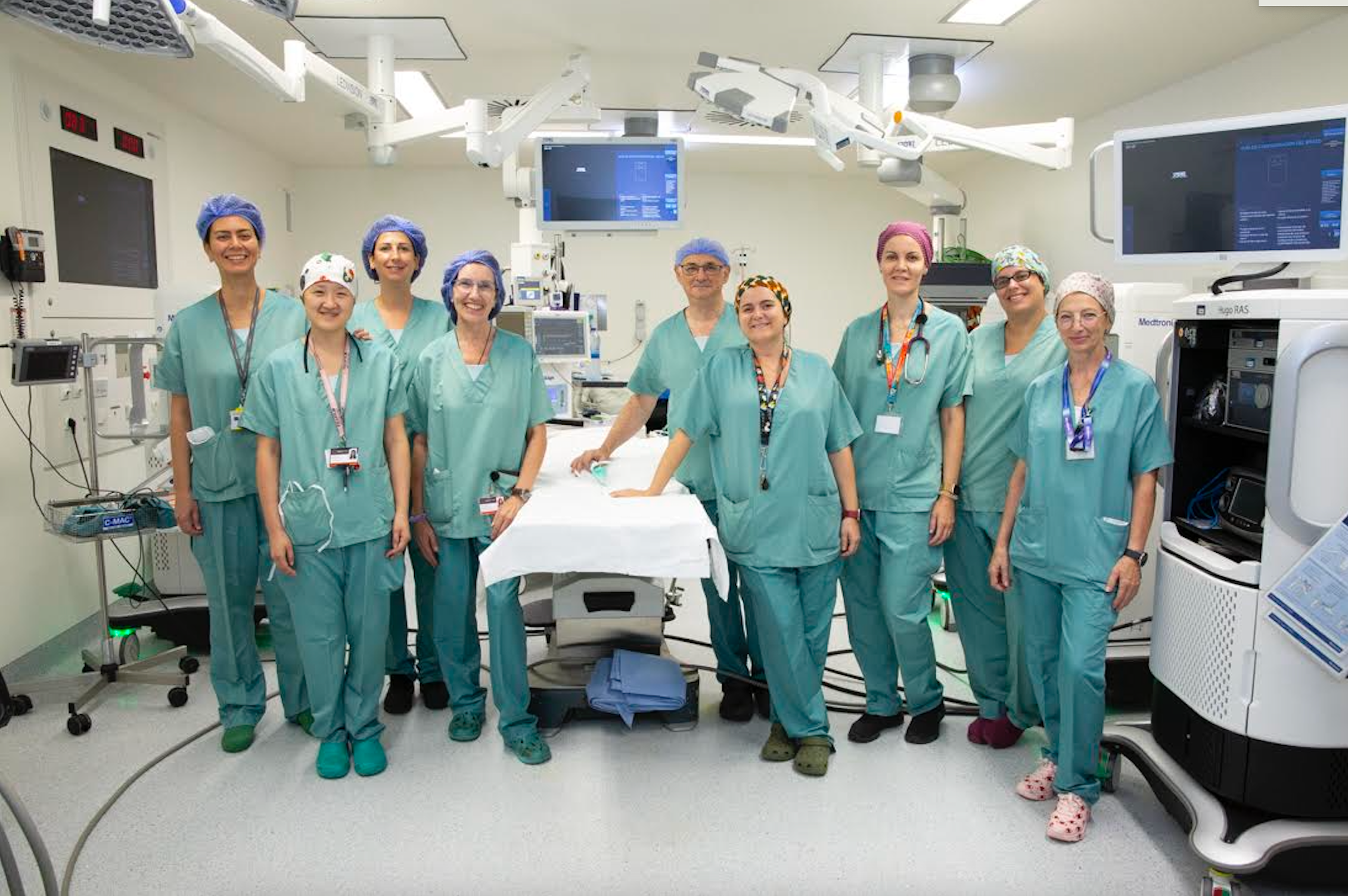  L’equip del Bloc Quirúrgic que hi ha intervingut. l’Hospital Universitari Mútua de Terrassa (HUMT) s’ha estrenat com a centre públic pioner de l’estat amb la primera intervenció de cirurgia bariàtrica d’alta complexitat a través de la plataforma de cirurgia assistida HUGO RAS/Mútua de Terrassa