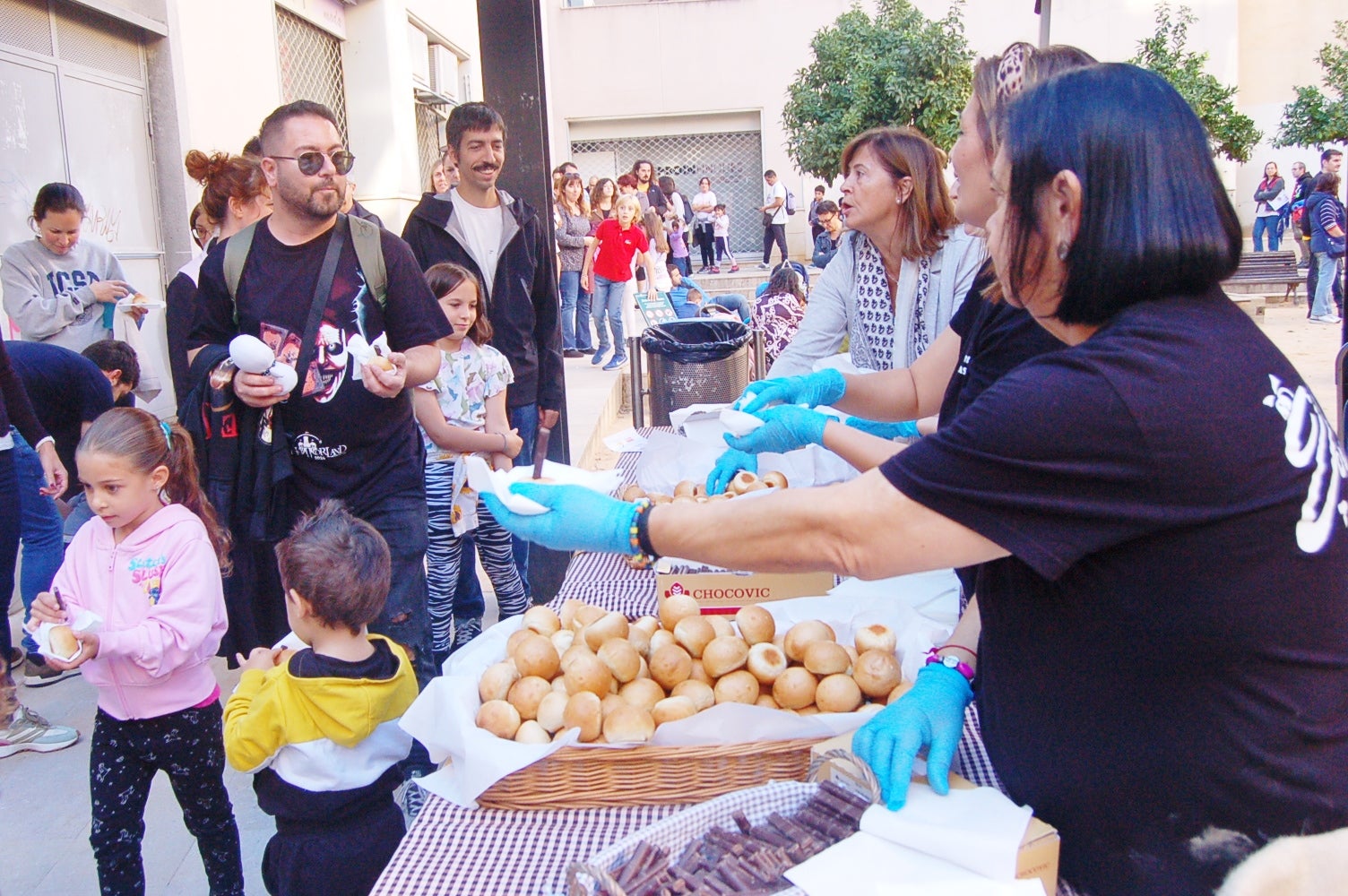 Aquest dissabte, 19 d'octubre, s'ha celebrat a la Torre del Palau de Terrassa la 3a Gran Festa del Pa. La festivitat, organitzada per l'Ajuntament de Terrassa i el Gremi de Flequers i Pastissers de Terrassa i Comarca, vol promocionar el consum de pa elaborat per les fleques de la ciutat, l'ofici dels forners i apropar aquest sector a la població | Ramon Navarro