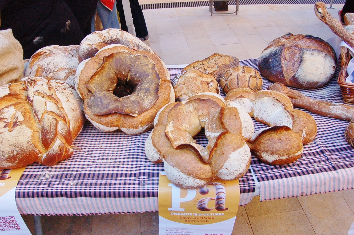 Este sábado, 19 de octubre, se ha celebrado en la Torre del Palau de Terrassa la 3ª Gran Fiesta del Pan. La festividad, organizada por el Ayuntamiento de Terrassa y el Gremio de Panaderos y Pasteleros de Terrassa y Comarca, busca promocionar el consumo de pan elaborado por las panaderías de la ciudad, el oficio de los panaderos y acercar este sector a la población | Ramon Navarro