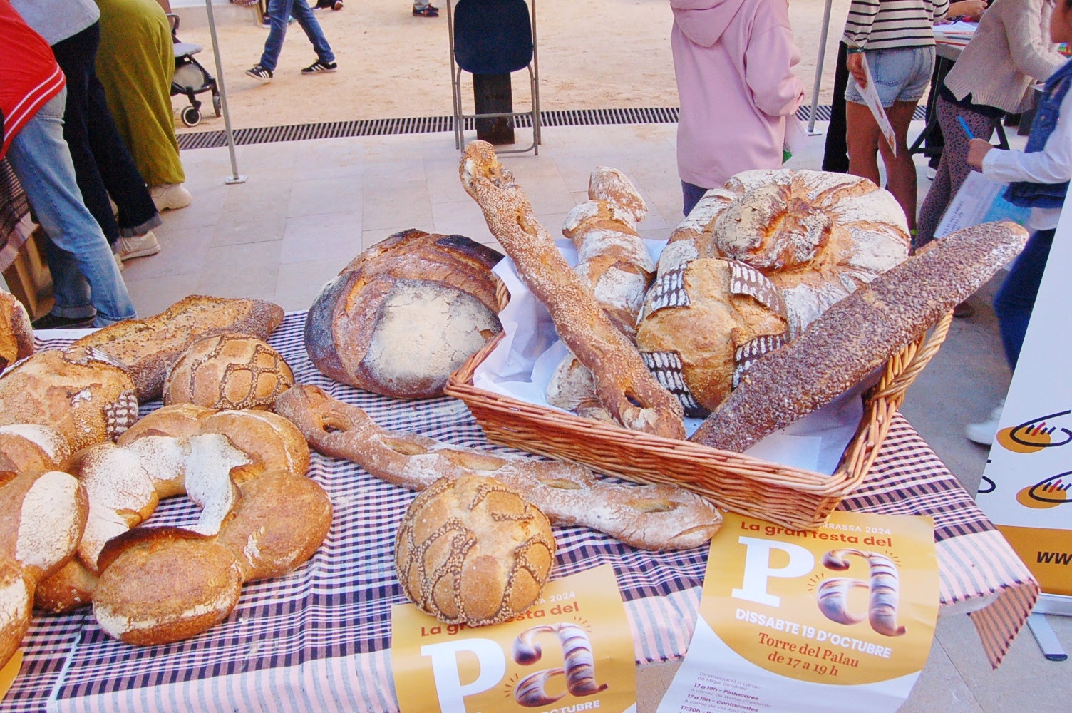 Aquest dissabte, 19 d'octubre, s'ha celebrat a la Torre del Palau de Terrassa la 3a Gran Festa del Pa. La festivitat, organitzada per l'Ajuntament de Terrassa i el Gremi de Flequers i Pastissers de Terrassa i Comarca, vol promocionar el consum de pa elaborat per les fleques de la ciutat, l'ofici dels forners i apropar aquest sector a la població | Ramon Navarro